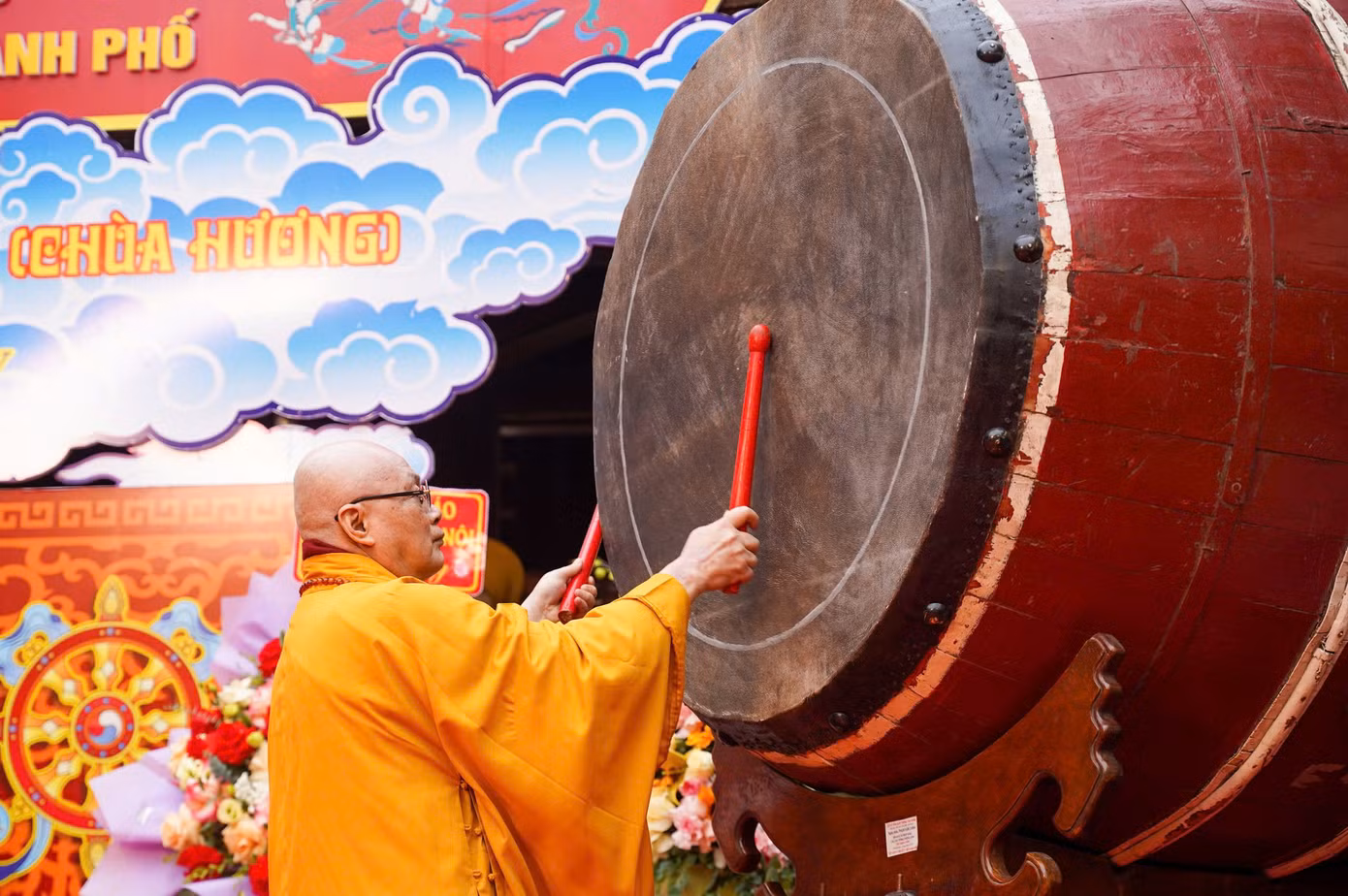 Có thể nói, lễ hội chùa Hương là một trong những lễ hội đặc sắc, với nét văn hóa độc đáo truyền thống, một sản phẩm văn hóa - du lịch tâm linh được tổ chức khai mạc vào Mùng 6 tháng Giêng hàng năm.