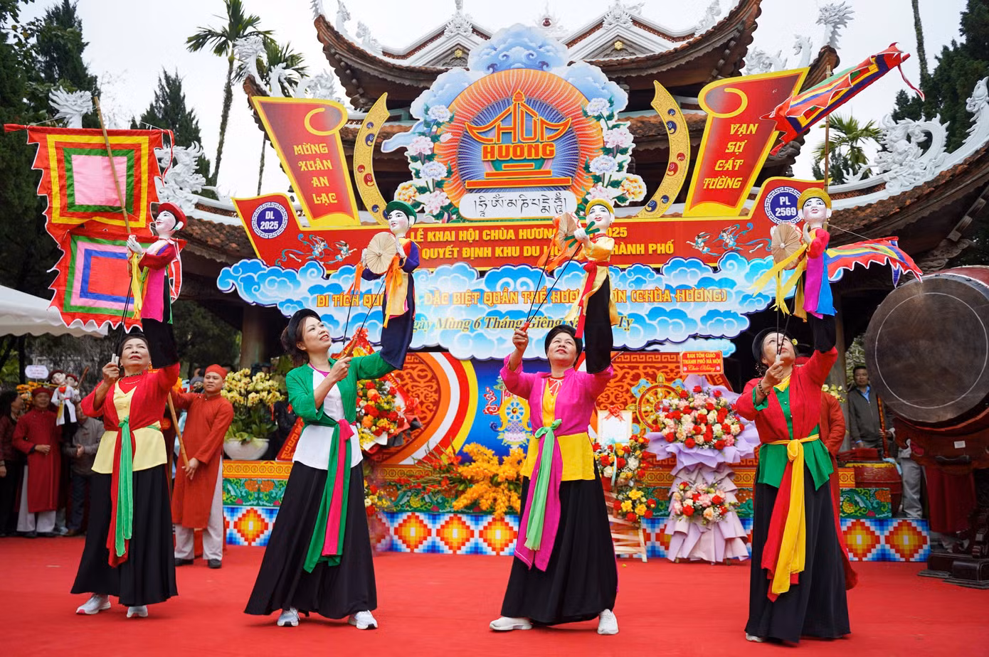 Trong lễ khai hội, người dân được thưởng thức nhiều tiết mục văn nghệ đặc sắc.
