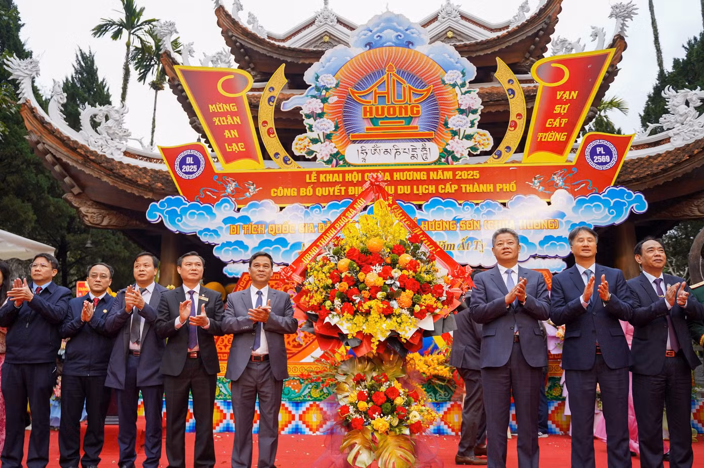 "Thời gian tới, huyện Mỹ Đức tiếp tục xây dựng quần thể di tích quốc gia đặc biệt Hương Sơn (chùa Hương), khu du lịch cấp thành phố đáp ứng nhu cầu ngày càng cao của du khách, tiến tới được công nhận là khu du lịch cấp quốc gia", ông Đặng Văn Cảnh nêu.