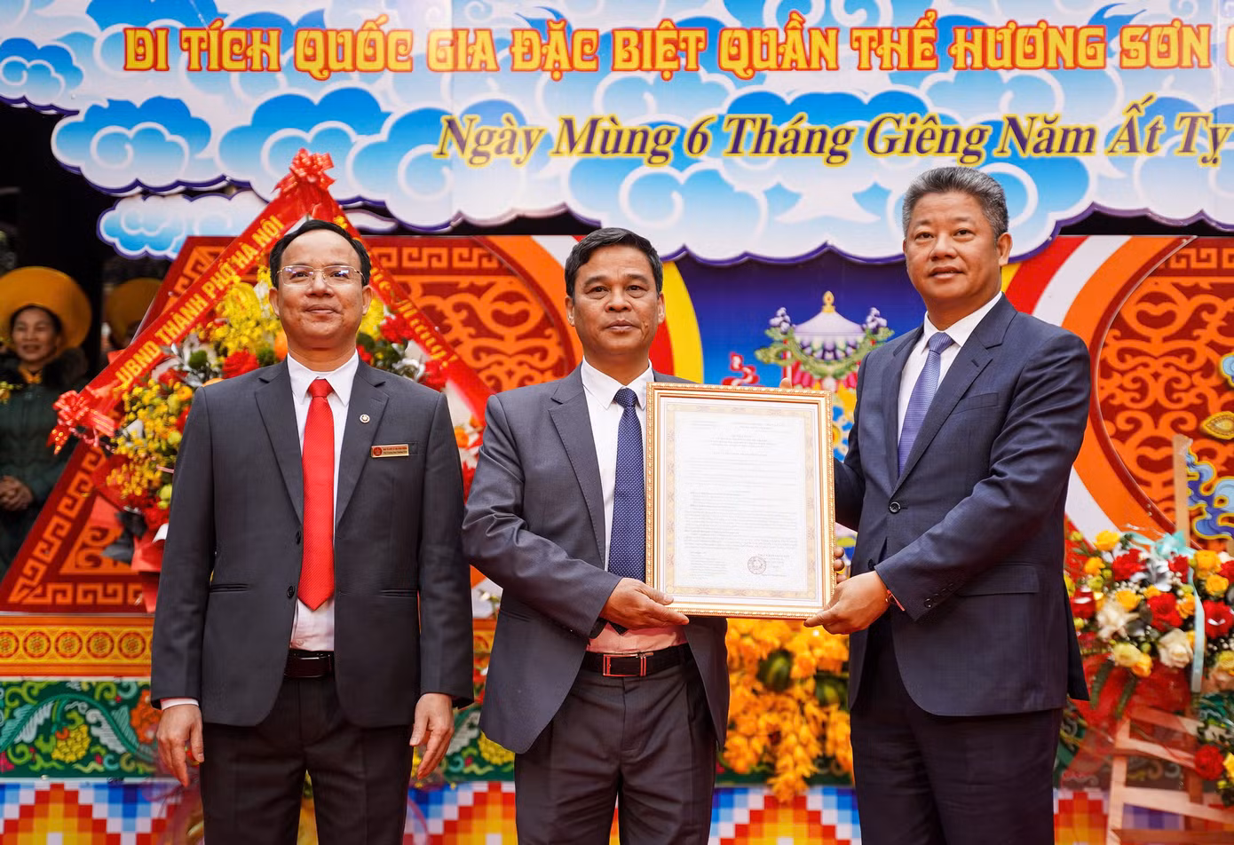 Dịp này, BTC cũng tổ chức Lễ đón nhận Quyết định công nhận di tích quốc gia đặc biệt quần thể Hương Sơn (chùa Hương) là khu du lịch cấp thành phố.
