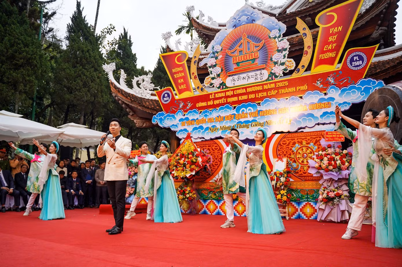 Trong lễ khai hội, người dân được thưởng thức nhiều tiết mục văn nghệ đặc sắc.
