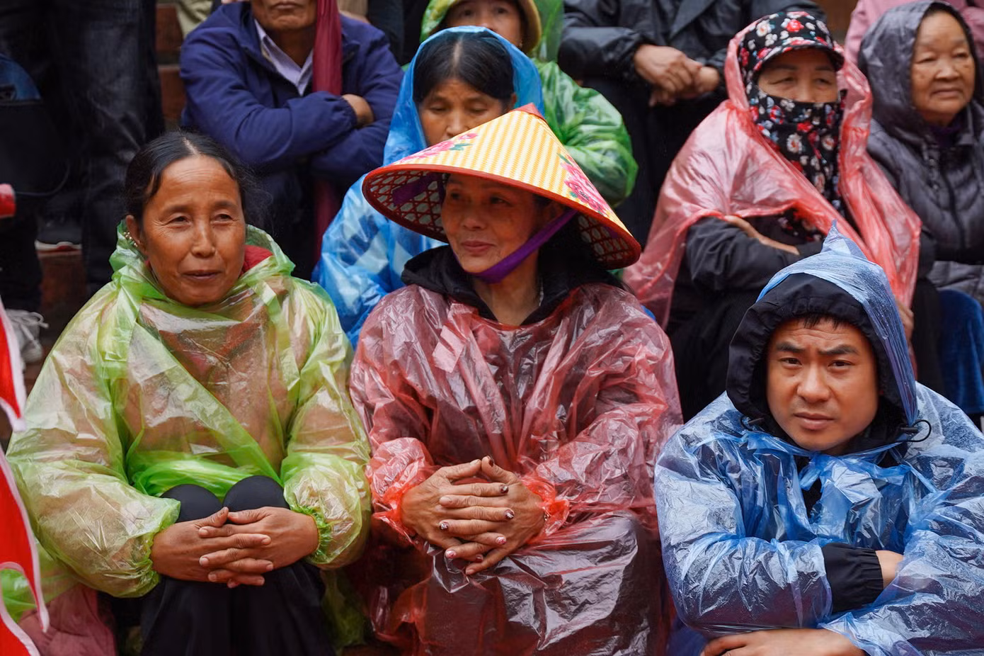 Năm nay, ngày khai hội rơi vào ngày thường cũng là ngày đầu tiên đi làm, vì vậy, lượng khách đến chùa Hương cao nhưng không gây ùn ứ, tắc nghẽn ở bến đò hay cáp treo. Thời tiết mưa lạnh của Hà Nội không cản được mong muốn vãn cảnh, trẩy hội xuân của người dân Thủ đô.