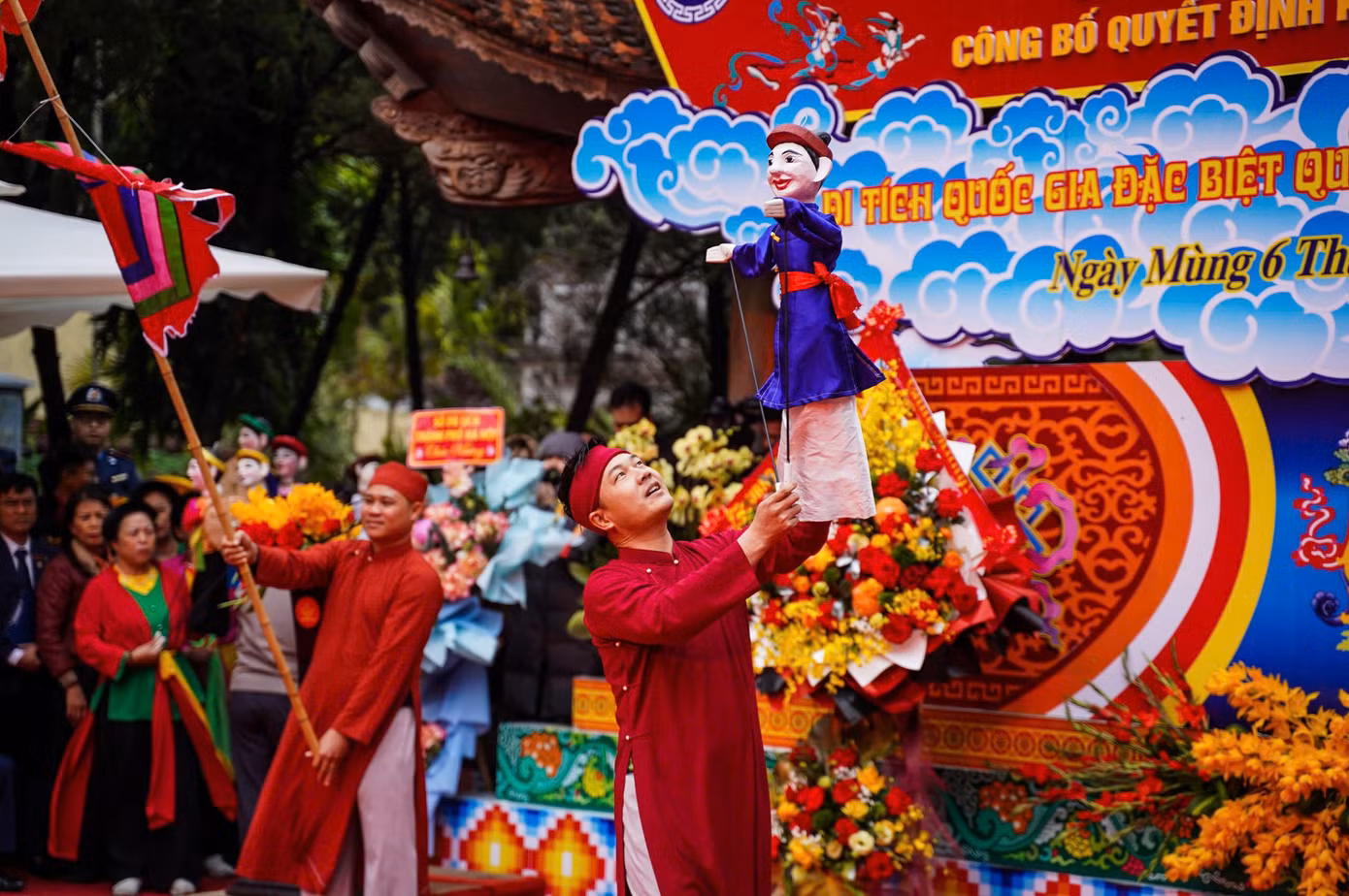 Trong lễ khai hội, người dân được thưởng thức nhiều tiết mục văn nghệ đặc sắc.