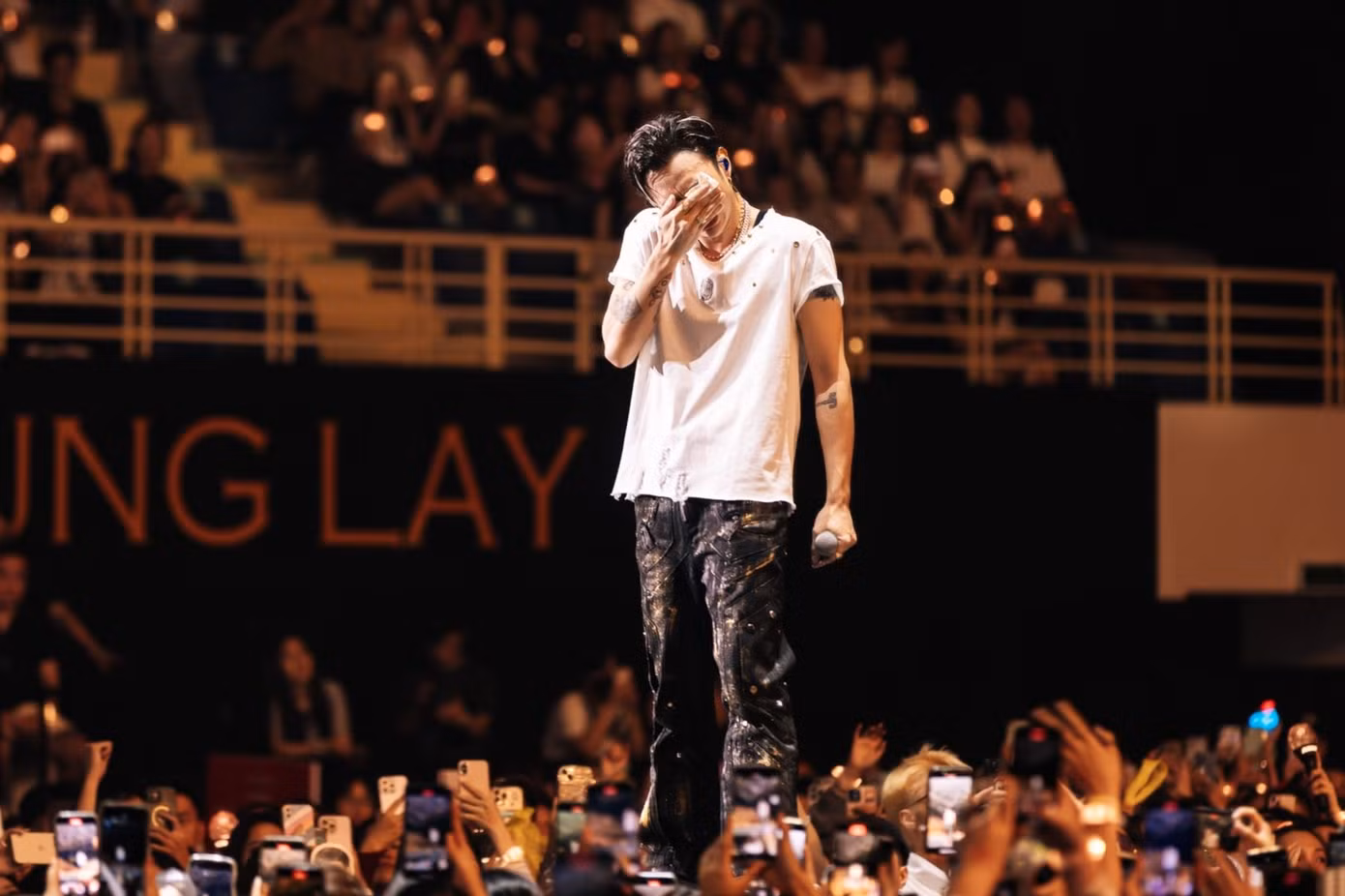 Nhạc dạo ca khúc cuối trong concert - Ai cũng phải lớn vang lên, nam ca sĩ chưa thể ngừng khóc. Anh được nhân viên hỗ trợ đưa lên sân khấu phụ theo đúng kịch bản chương trình.