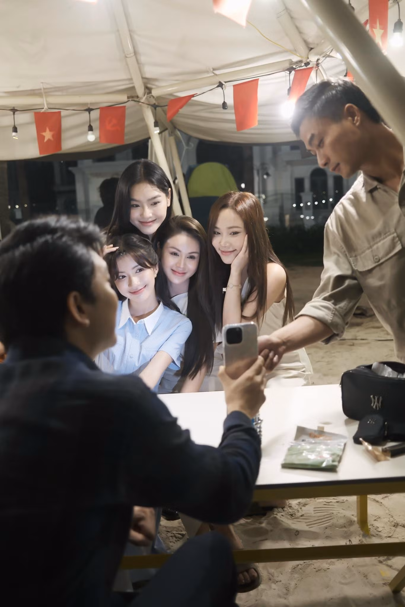 Dàn diễn viên nữ trong Dịu dàng màu nắng xinh đẹp trong ngày ghi hình cuối cùng.