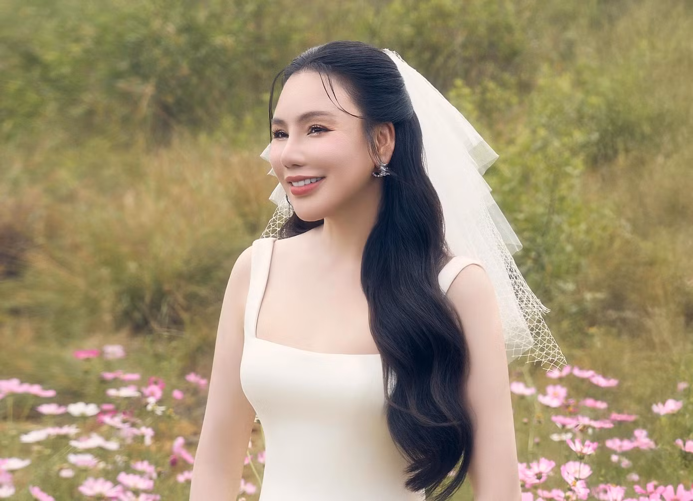 Ca sĩ Hồ Quỳnh Hương làm đám cưới với bạn trai tại Quảng Ninh vào ngày 15/5.