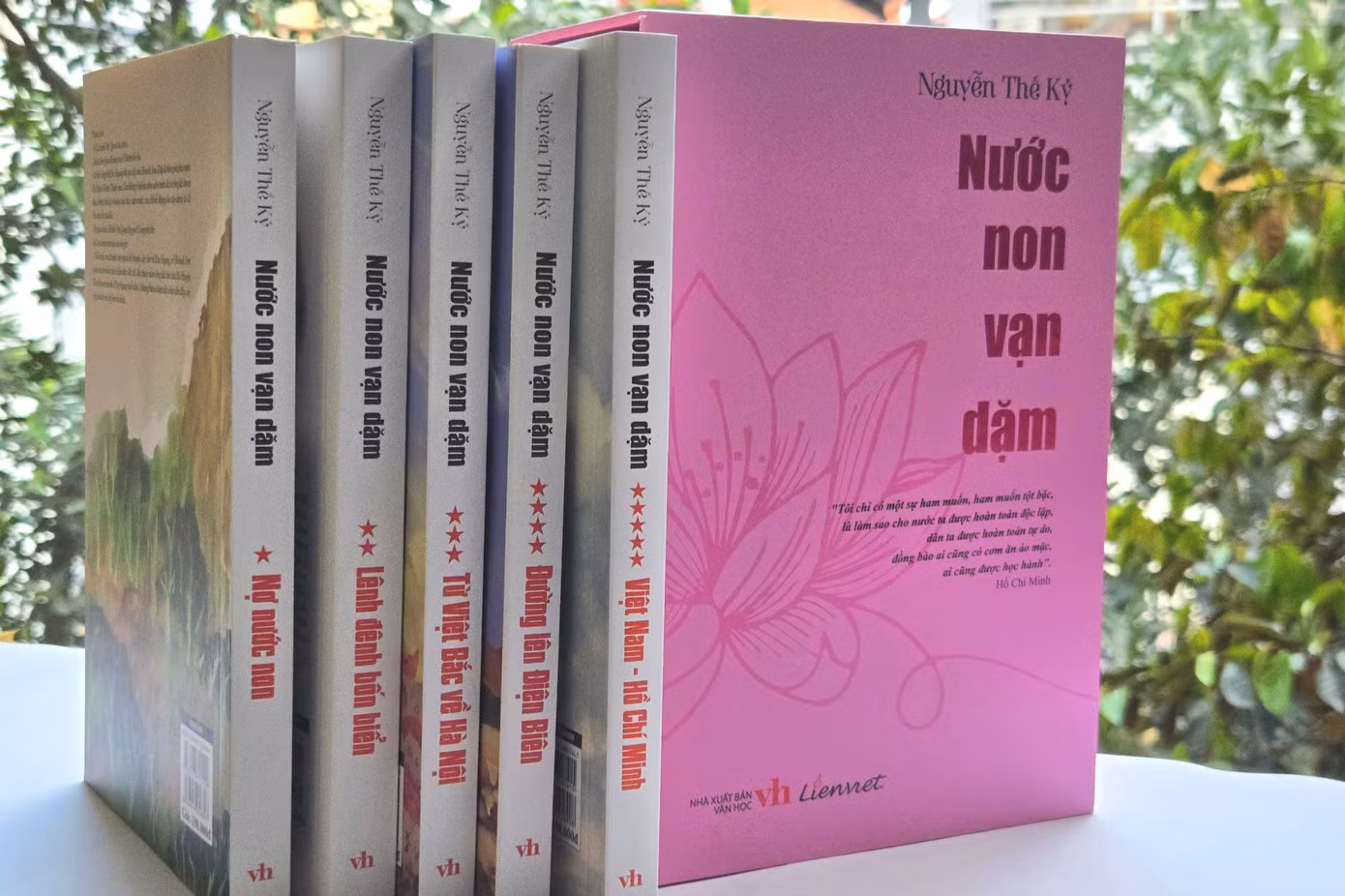 Bộ tiểu thuyết Nước non vạn dặm của nhà văn Nguyễn Thế Kỷ khắc họa sinh động, chân thực hình tượng, tính cách, đời sống nội tâm, tư tưởng của nhân vật Chủ tịch Hồ Chí Minh.