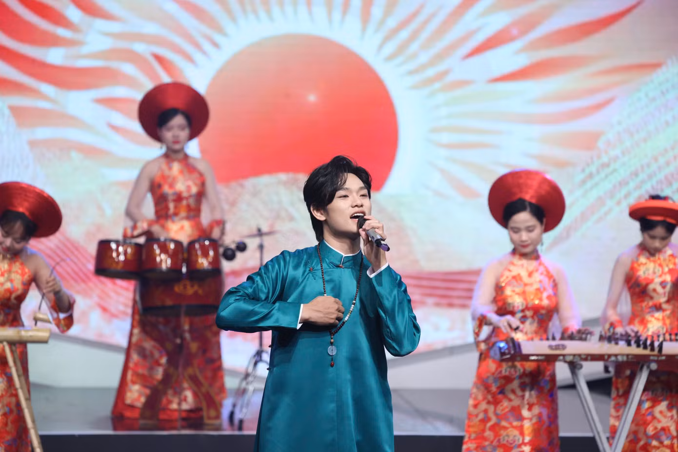 Ca khúc Thịnh vượng Việt Nam sáng ngời do ca sĩ Bùi Trường Linh và dàn nhạc dân tộc thể hiện mở đầu lễ trao giải thưởng. Thịnh vượng Việt Nam sáng ngời do Bùi Trường Linh sáng tác, lần đầu thể hiện trong chương trình Bài hát hay nhất phiên bản Big song big deal năm 2022. Ca khúc nhanh chóng gây ấn tượng với giai điệu nhẹ nhàng, lời ca thấm đẫm tinh thần yêu nước.