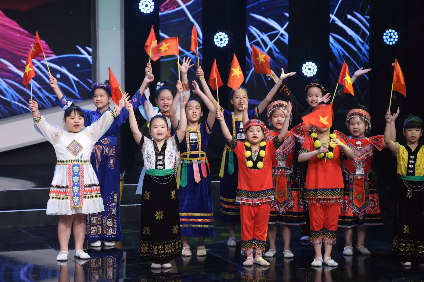 Đến với chương trình, rapper Double2T cũng mang âm hưởng ấy để lan toả giá trị tích cực về tinh thần tình nguyện, hướng đến cộng động của một người trẻ. Ngay trên sân khấu lúc này, dự án mang điện về bản của Double2T đã được ghi nhận bởi sự thay đổi tích cực.