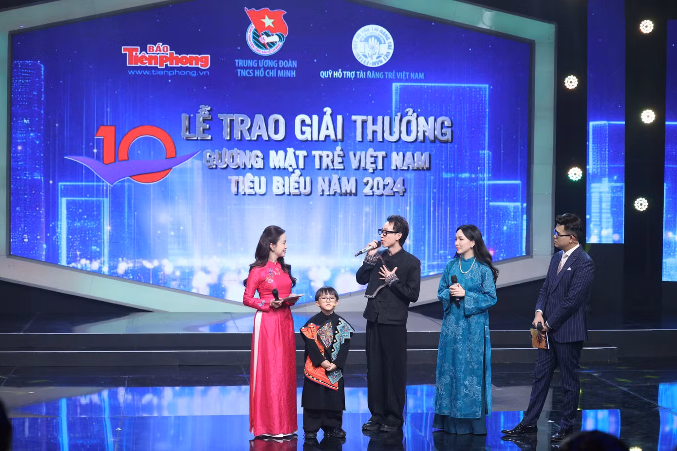 “Từ khi có điện, chúng con chăm chỉ học bài hơn, được xem ti vi và biết thêm nhiều điều mới mẻ…”. Đó là chia sẻ của các em nhỏ dân tộc bản Khuôn Khặt, huyện Lâm Bình, tỉnh Tuyên Quang. Mỗi em đã khoe tấm giấy khen học sinh giỏi của mình, khoe với các anh chị nghệ sĩ. Nhờ có điện về bản, năm nay các học tập tốt hơn, ham học và thích đến trường. Xúc động, tự hào, Double 2T luôn tin rằng, trong thời gian tới sẽ góp sức nhỏ nhoi để thay đổi quê hương mình, đất nước mình.