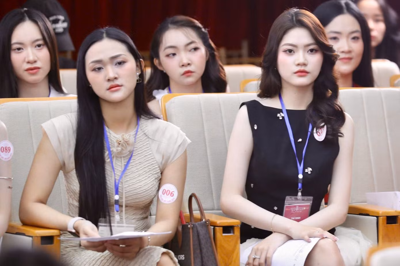 Thí sinh tập trung tại hội trường trước khi bước vào phòng kiểm tra nhân trắc học.