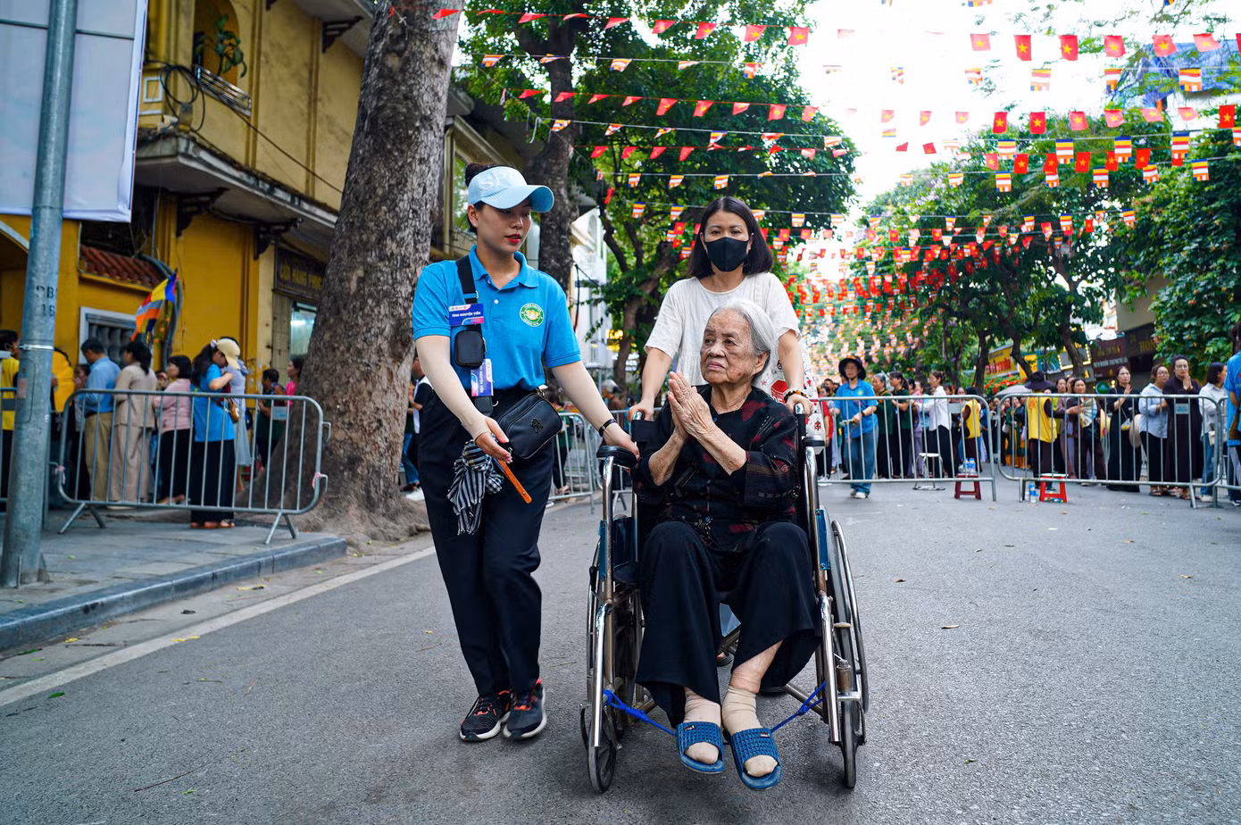Tình nguyện viên liên tục hỗ trợ người dân đến chiêm bái.