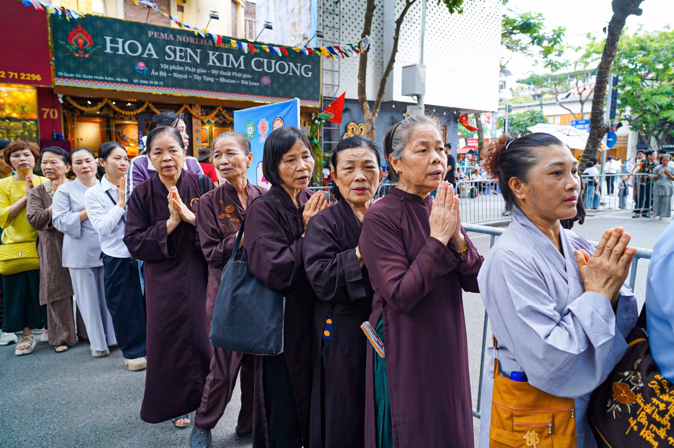 Dòng người chờ chiêm bái xá lợi Phật xếp hàng từ cổng chùa Quán Sứ kéo dài đến sân Cung hữu nghị Việt - Xô, ngã tư Trần Hưng Đạo - Dã Tượng, ngã tư Nguyễn Bỉnh Khiêm - Nguyễn Du…