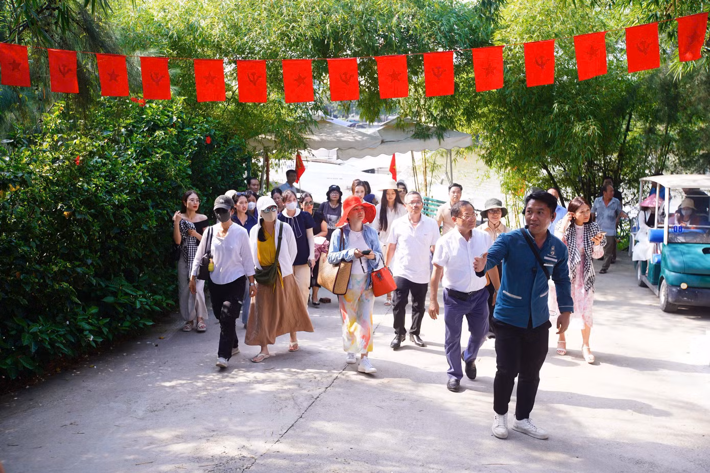 Hội thảo Đưa công nghiệp văn hóa thành đòn bẩy để du lịch Ninh Bình cất cánh do Báo Tiền Phong và Sở Du lịch Ninh Bình đồng tổ chức, dưới sự chỉ đạo của Tỉnh ủy, UBND tỉnh Ninh Bình diễn ra vào sáng mai (9/5). Trong khuôn khổ hội thảo, BTC tổ chức famtrip, giới thiệu đến các đại biểu, chuyên gia, người đẹp sản phẩm du lịch mới, tiềm năng tại Ninh Bình - du lịch khoáng nóng.