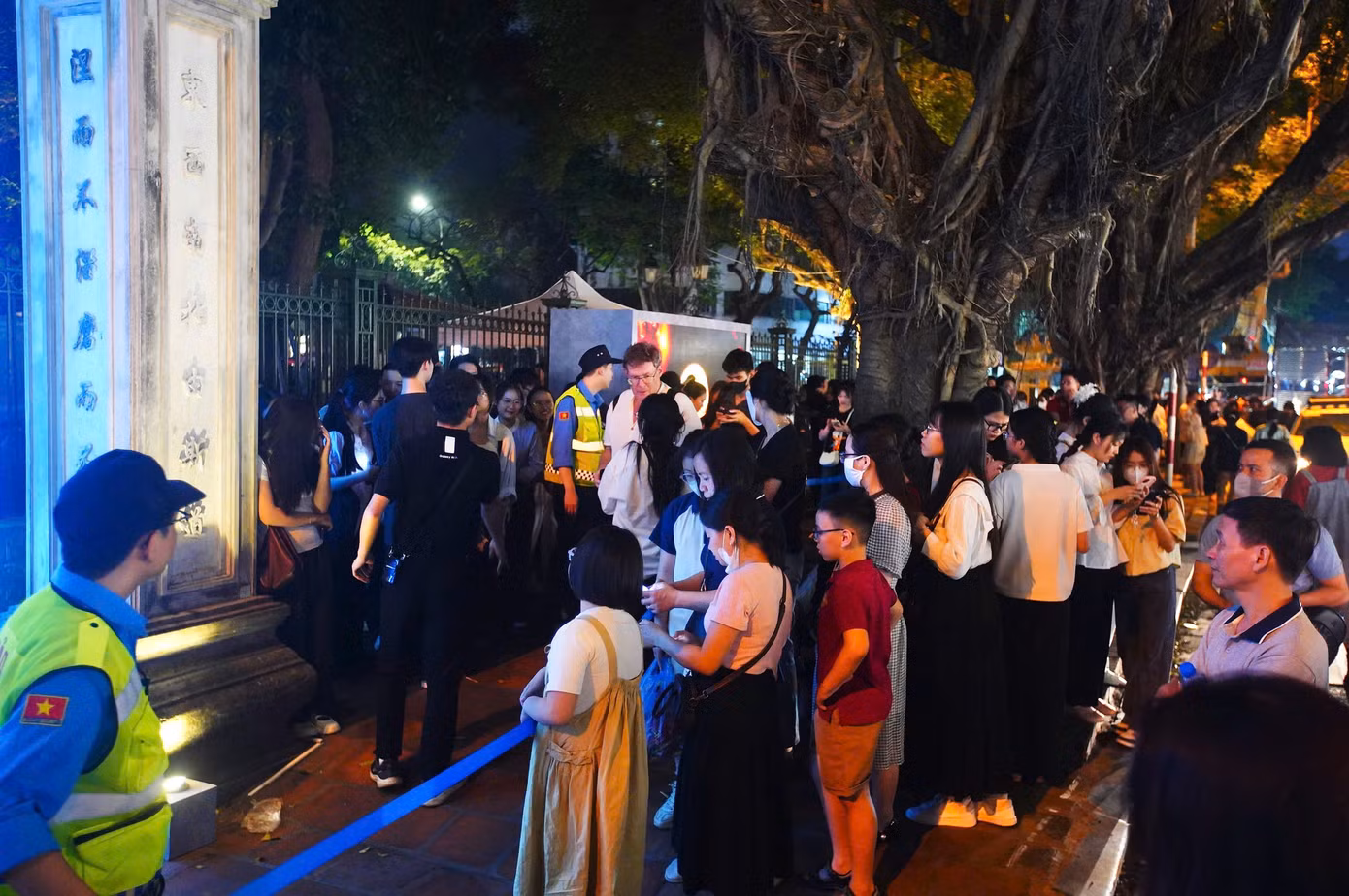 Để có được vé tham dự buổi trải nghiệm, người dân cần phải đăng ký trước trên mạng. Hàng trăm người xếp hàng trước cổng Văn Miếu - Quốc Tử Giám để vào trải nghiệm chương trình.