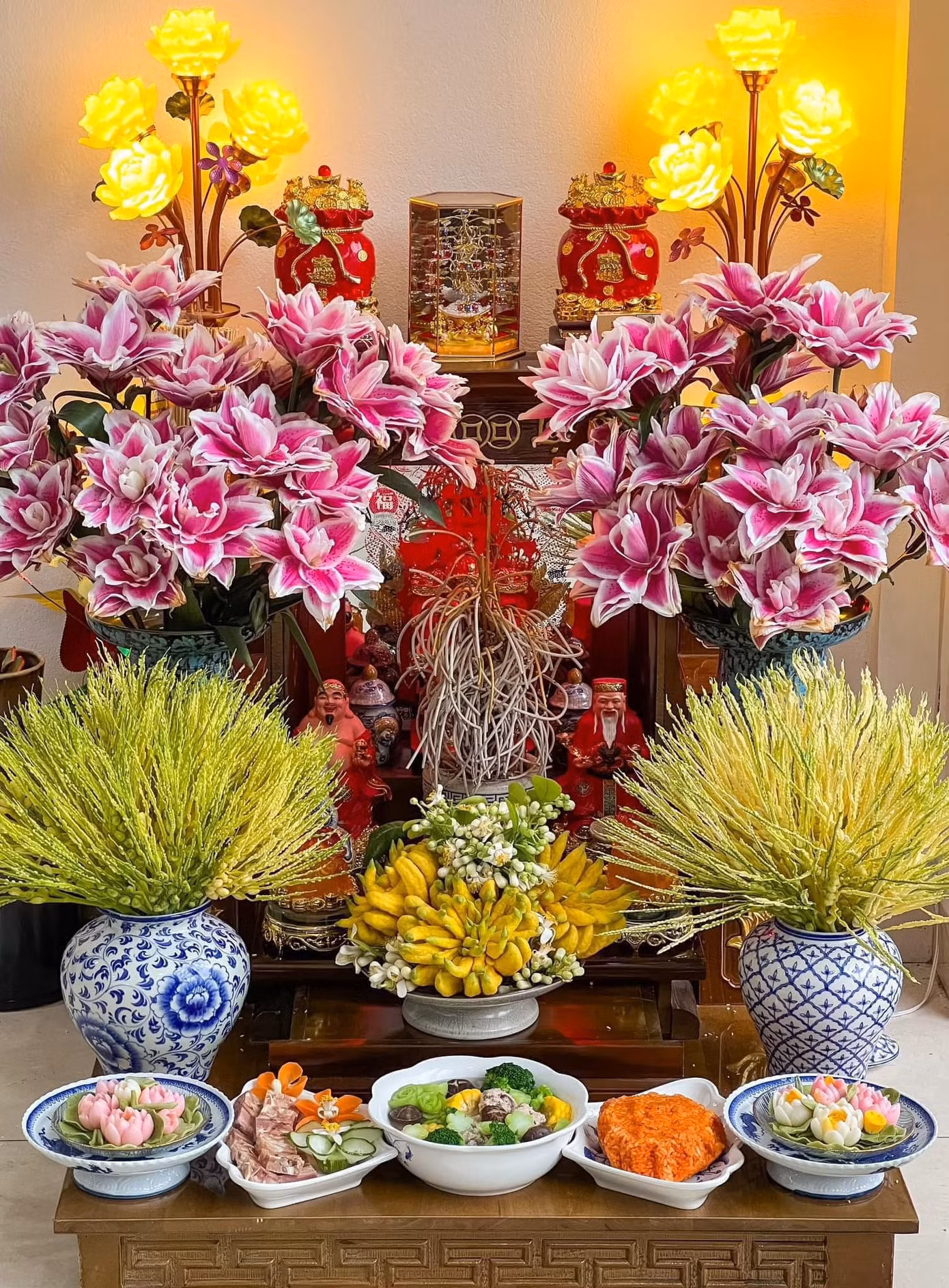 Trước khi cúng Rằm tháng Giêng, các gia đình cần lau chùi, dọn dẹp bàn thờ gia tiên sạch sẽ.