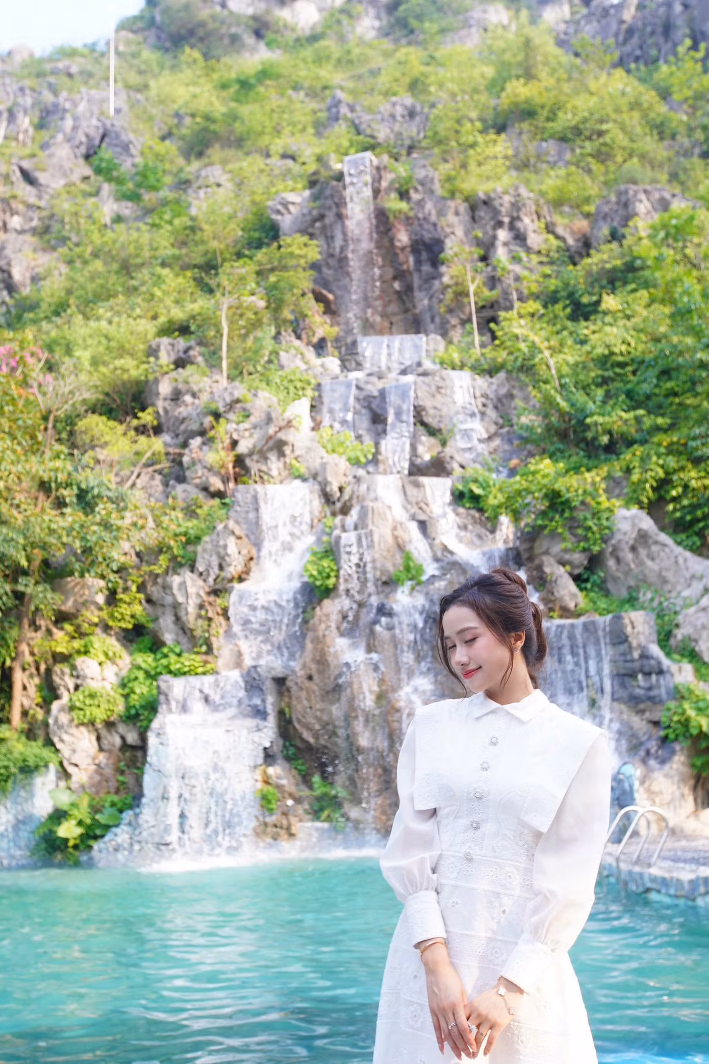 Tại khu nghỉ dưỡng, du khách được trải nghiệm dịch vụ ngâm mình trong dòng khoáng nóng, bồn thảo dược giữa khung cảnh thiên nhiên trong lành, xanh mát. Phong cách thiết kế các tiểu cảnh nơi đây gợi cho du khách hình ảnh của những làng quê thanh bình ven sông.