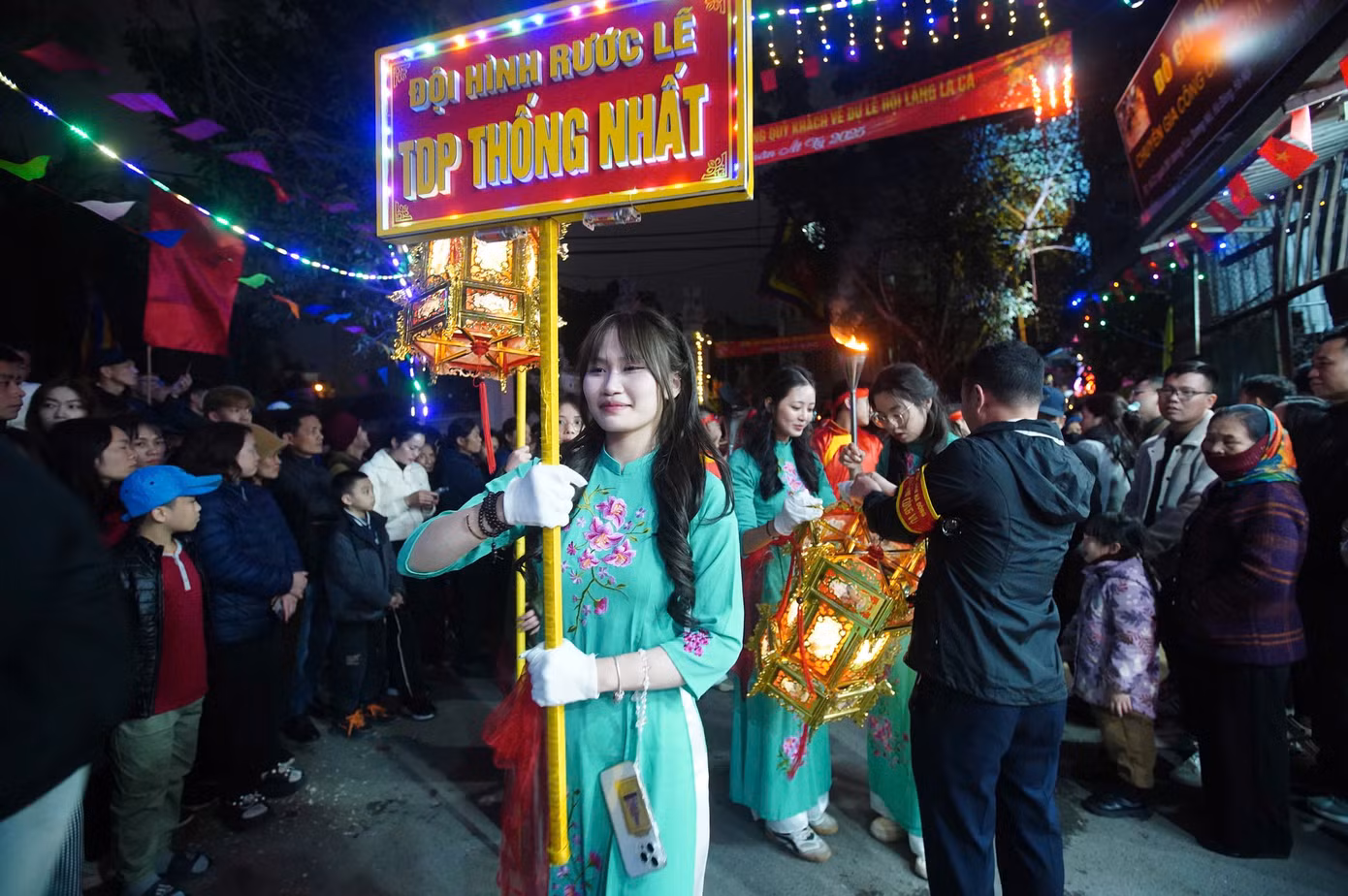 Theo sau kiệu Thành hoàng làng là kiệu bà Lớn, kiệu bà Bé - 2 phu nhân của Đức Thành Hoàng. Theo đó, những người khiêng kiệu cần đáp ứng yêu cầu chưa lập gia đình. Kiệu Đức Thành Hoàng do nam thanh niên khiêng và kiệu hai bà do thiếu nữ trong làng khiêng. Ngoài 3 kiệu chính, đoàn rước còn có khoảng 10 kiệu lễ của các tổ dân phố.