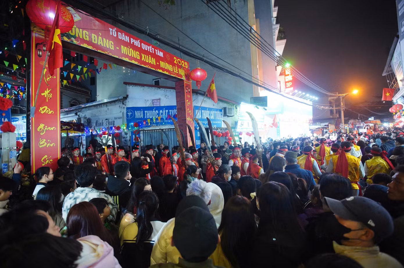 Lễ hội làng La Cả thu hút rất đông người dân tham gia, đi theo đoàn rước kiệu. Lễ hội được tổ chức ngày 7-11 tháng Giêng với nhiều nghi lễ truyền thống và các chương trình văn nghệ, trò chơi dân gian...