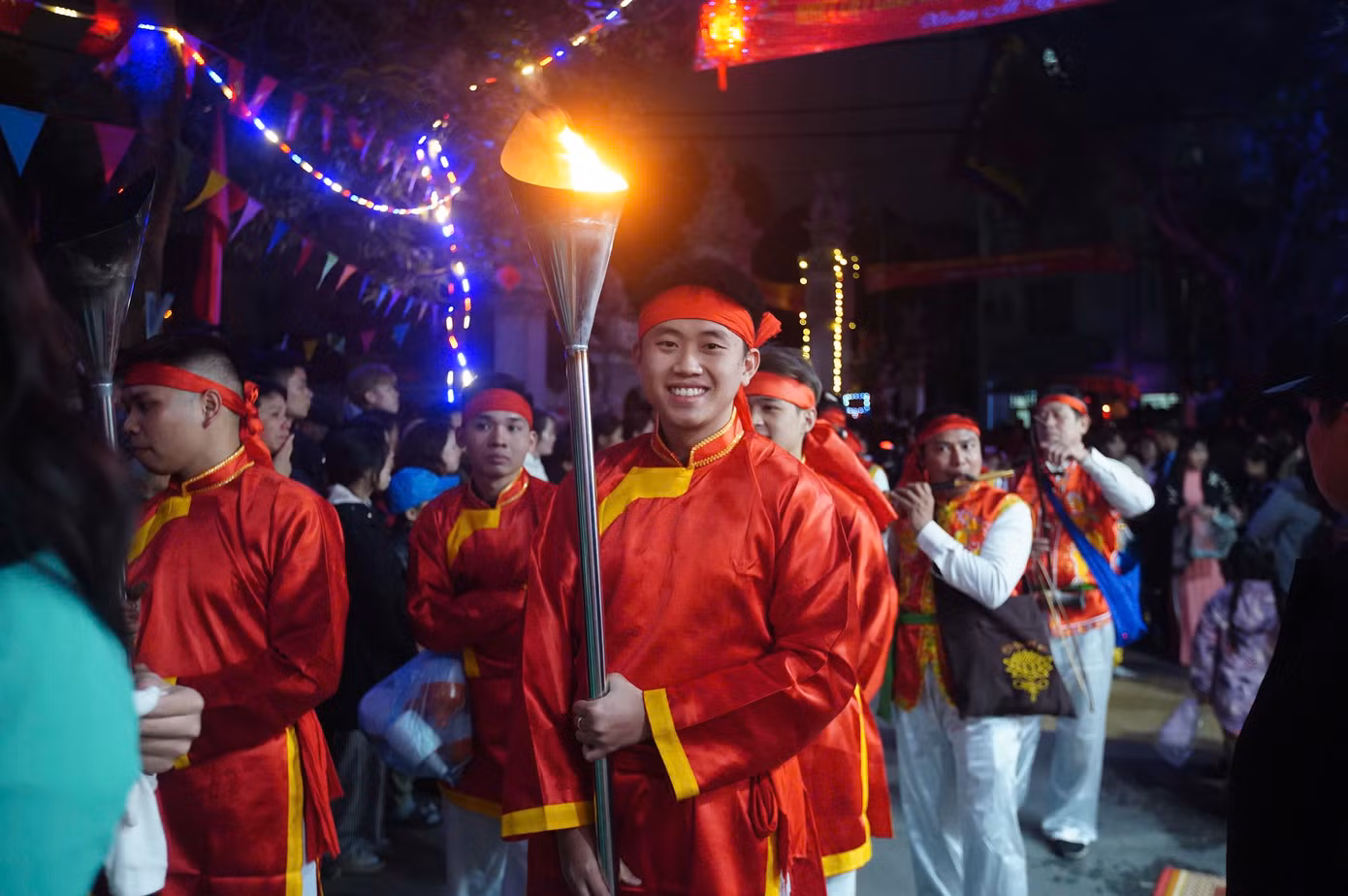 Theo sau kiệu Thành hoàng làng là kiệu bà Lớn, kiệu bà Bé - 2 phu nhân của Đức Thành Hoàng. Theo đó, những người khiêng kiệu cần đáp ứng yêu cầu chưa lập gia đình. Kiệu Đức Thành Hoàng do nam thanh niên khiêng và kiệu hai bà do thiếu nữ trong làng khiêng. Ngoài 3 kiệu chính, đoàn rước còn có khoảng 10 kiệu lễ của các tổ dân phố.