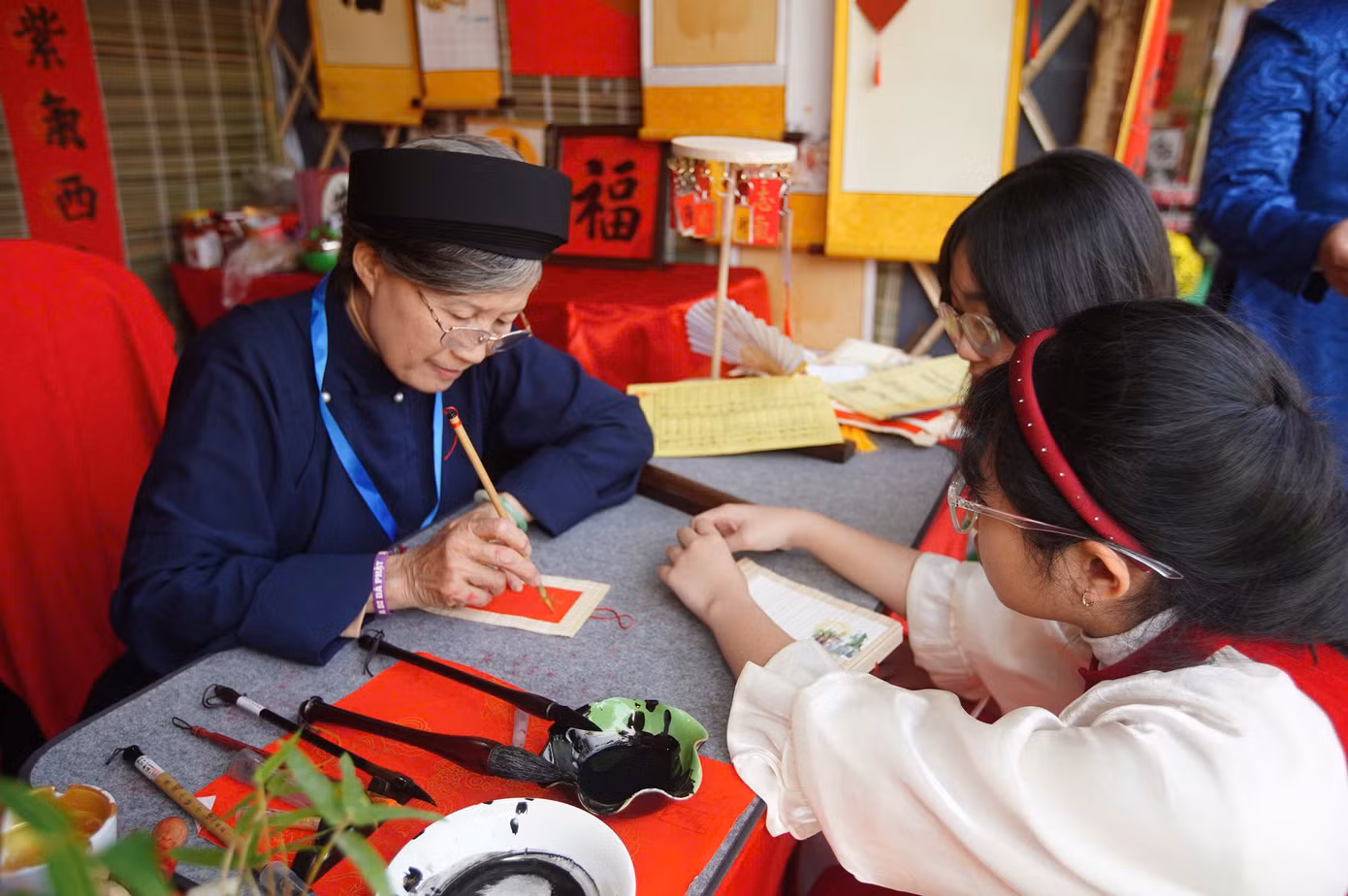 Ngoài những ông đồ như truyền thống, năm nay Hội chữ Xuân còn có bà đồ. Đây được coi là chuyện hiếm, bởi không nhiều bà đồ vượt qua được cuộc khảo tuyển của BTC chương trình.