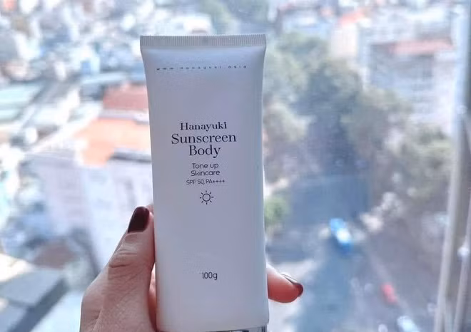Sản phẩm chống nắng Hanayuki sunscreen body có chỉ số chống nắng trên nhãn là SPF 50 nhưng kết quả kiểm nghiệm là SPF 2,4. Sản phẩm chống nắng Hanayuki sunscreen body có chỉ số chống nắng trên nhãn là SPF 50 nhưng kết quả kiểm nghiệm là SPF 2,4.