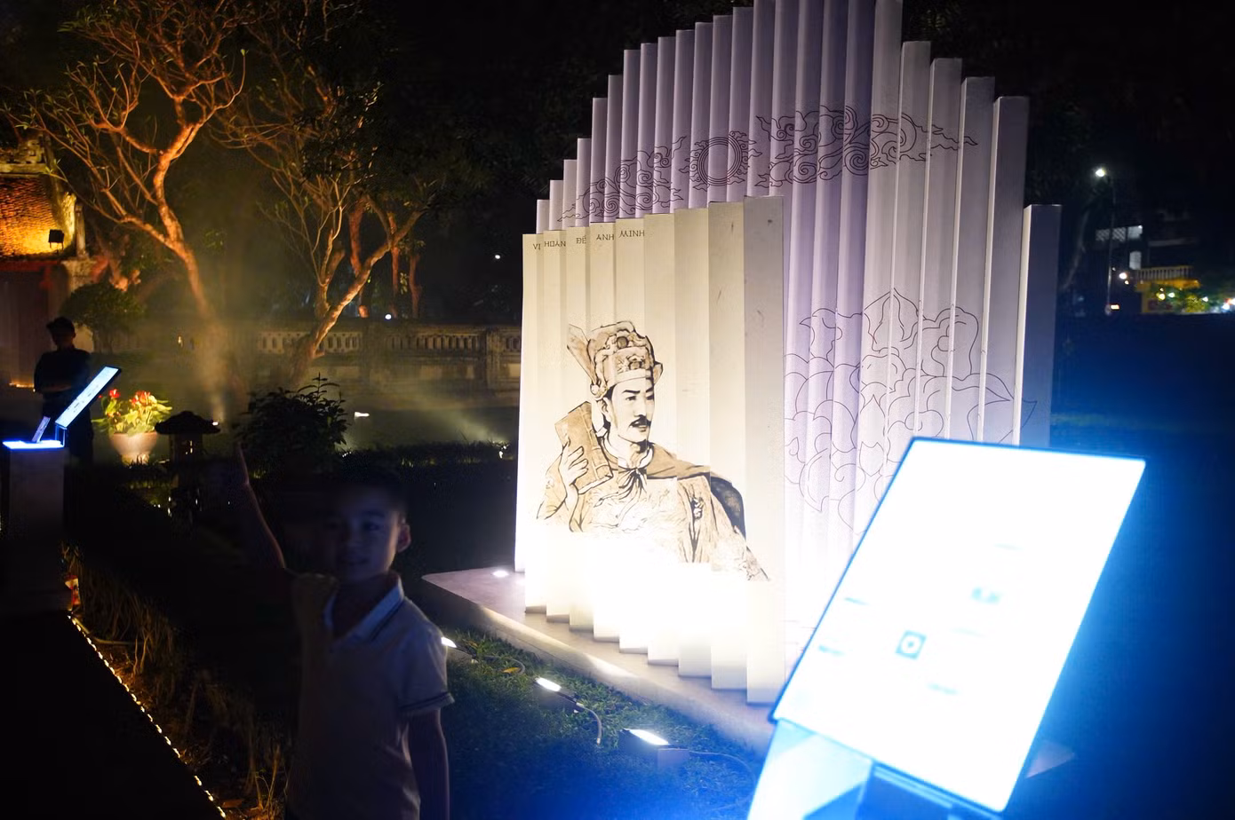 Người tham gia chương trình có thể khám phá di sản văn hóa và tri thức Việt Nam qua lăng kính công nghệ hiện đại và ngôn ngữ bản địa. Lấy cảm hứng từ hành trình khoa cử thời xưa, chương trình được chia thành 5 khu vực: Ghi danh - Nhập đạo - Luận đạo - Khoa cử - Trọng đạo, tái hiện hành trình tu thân lập nghiệp của sĩ tử xưa dưới góc nhìn hiện đại.