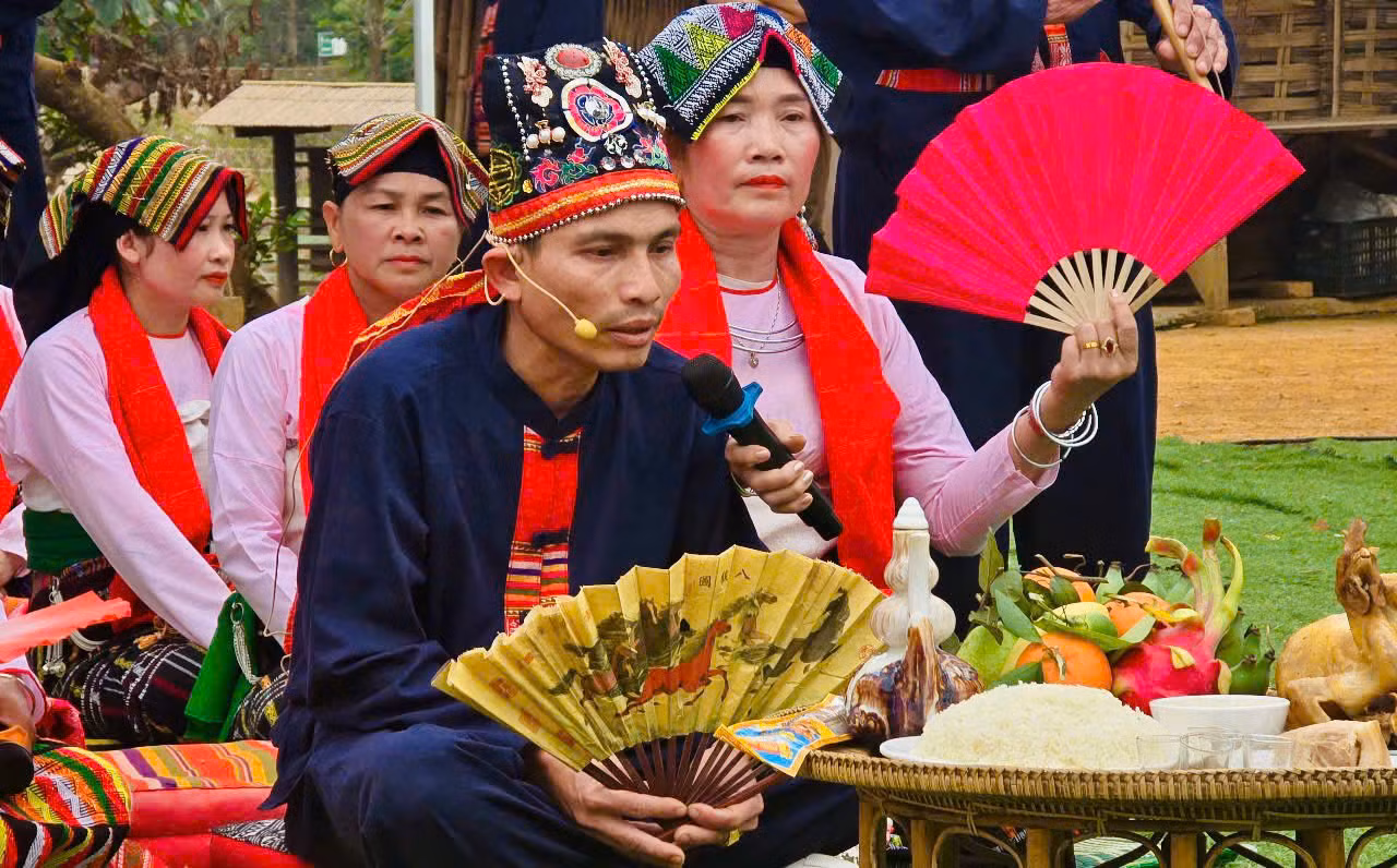 Người nhập vai “Thần”, đóng vai “Mường Trời” trong lễ hội Kin Chiêng Boọc Mạy - Hát múa ăn mừng dưới cây bông đã mượn cái “uy” của thần để nói cái thực ở đời, để răn dạy người đời điều chỉnh các hành vi văn hóa, không làm điều ác, sống yêu thương nhau và làm những điều tốt lành.