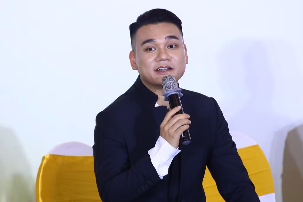 Khắc Việt cho biết anh khá nghiêm khắc trong việc dạy con.