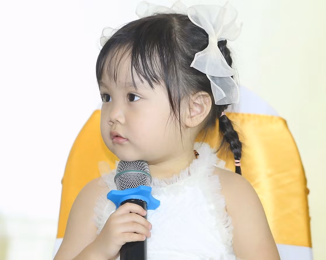 Lần đầu gặp nhau nhưng các bé khá thân thiết, chơi đùa với nhau.
