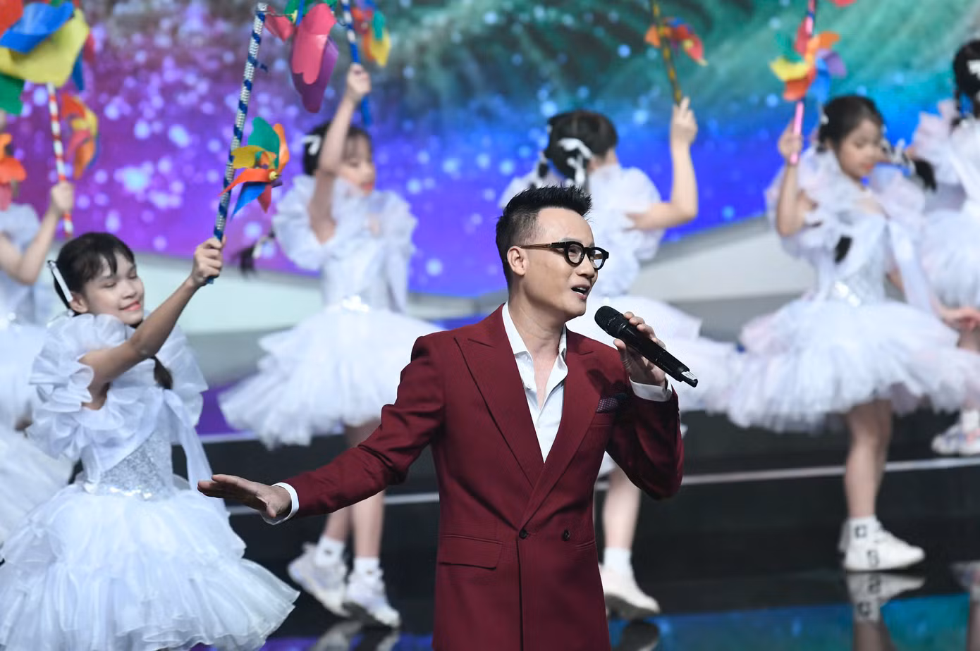Ca sĩ Hoàng Bách và ca khúc Nụ cười Việt Nam là những tiết mục cuối cùng khép lại lễ trao giải thưởng Gương mặt trẻ Việt Nam tiêu biểu năm 2024.