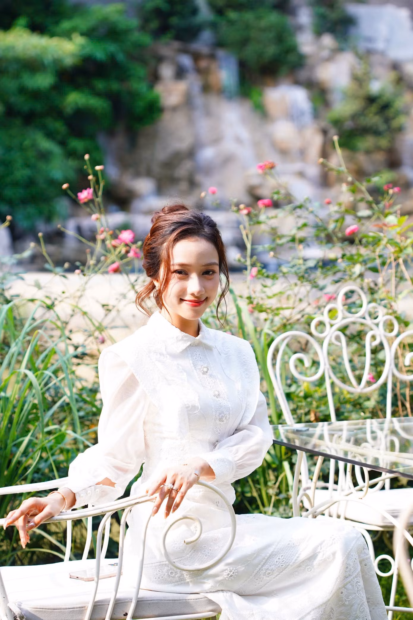 Người đẹp Ngọc Mai (phải) bất ngờ khi khám phá khu du lịch khoáng nóng Minawa Kênh Gà Resort &amp; Spa Ninh Bình. "Dù đã nhiều lần đến Ninh Bình rồi nhưng mình rất bất ngờ khi đến đây hôm nay. Mình không nghĩ rằng Ninh Bình có một khu du lịch biệt lập như thế này. Ở đây rất yên tĩnh này, khung cảnh thiên nhiên vô cùng khi có cả sông và núi. Đây là một địa điểm rất là thích hợp để đi du lịch với gia đình vào dịp cuối tuần", người đẹp Ngọc Mai chia sẻ.