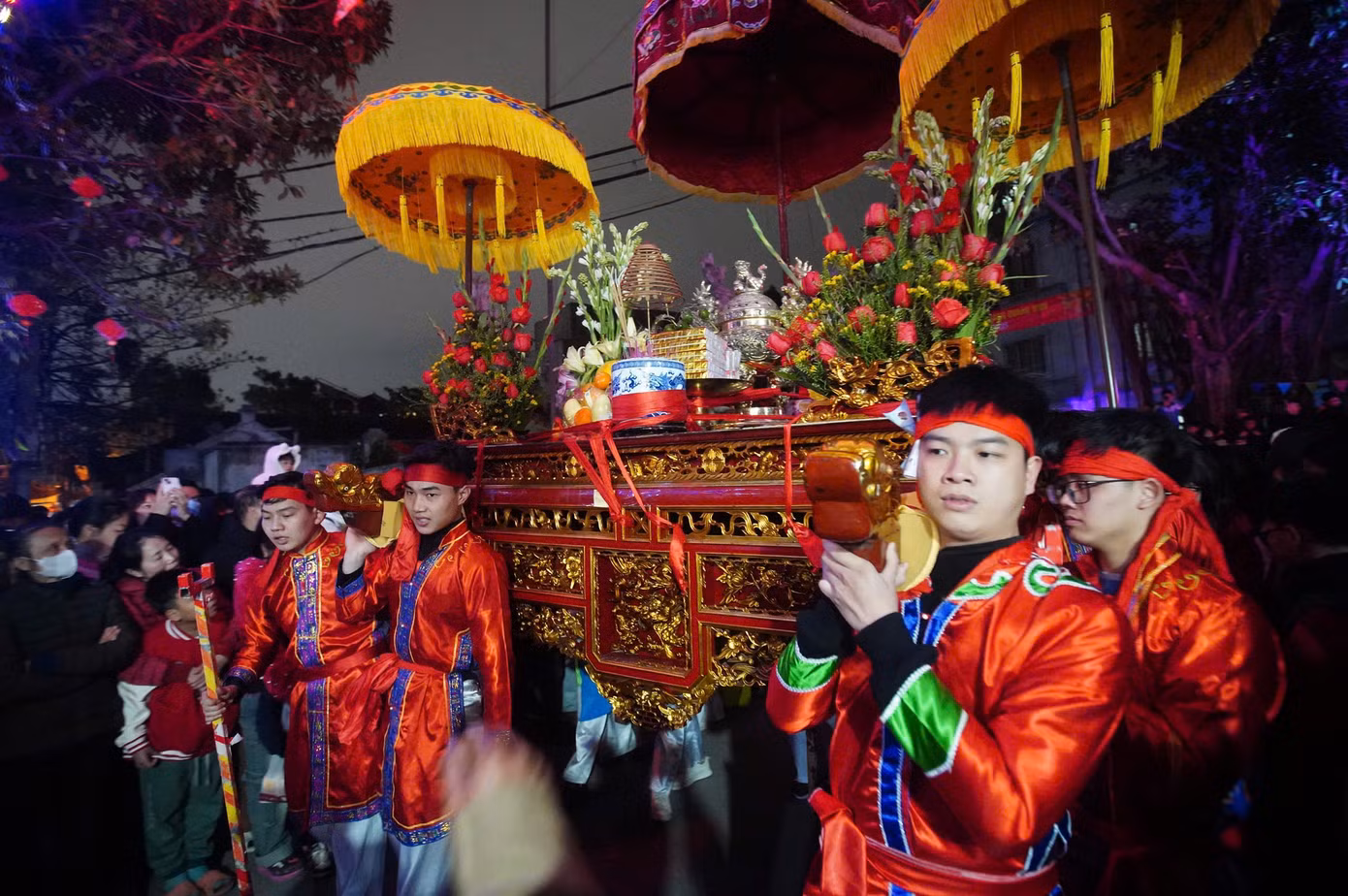 Theo sau kiệu Thành hoàng làng là kiệu bà Lớn, kiệu bà Bé - 2 phu nhân của Đức Thành Hoàng. Theo đó, những người khiêng kiệu cần đáp ứng yêu cầu chưa lập gia đình. Kiệu Đức Thành Hoàng do nam thanh niên khiêng và kiệu hai bà do thiếu nữ trong làng khiêng. Ngoài 3 kiệu chính, đoàn rước còn có khoảng 10 kiệu lễ của các tổ dân phố.