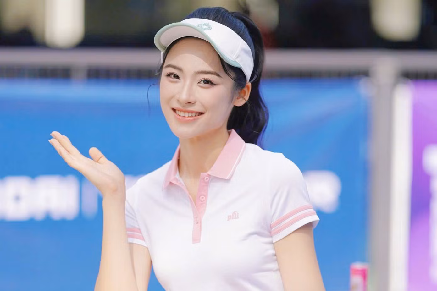 Xuất hiện tại sân đấu của Giải Vô địch Pickleball Việt Nam 2025 - Cúp Hyundai Thành Công, Á hậu 1 Hoa hậu Việt Nam 2024 chọn trang phục thể thao hồng khỏe khoắn.