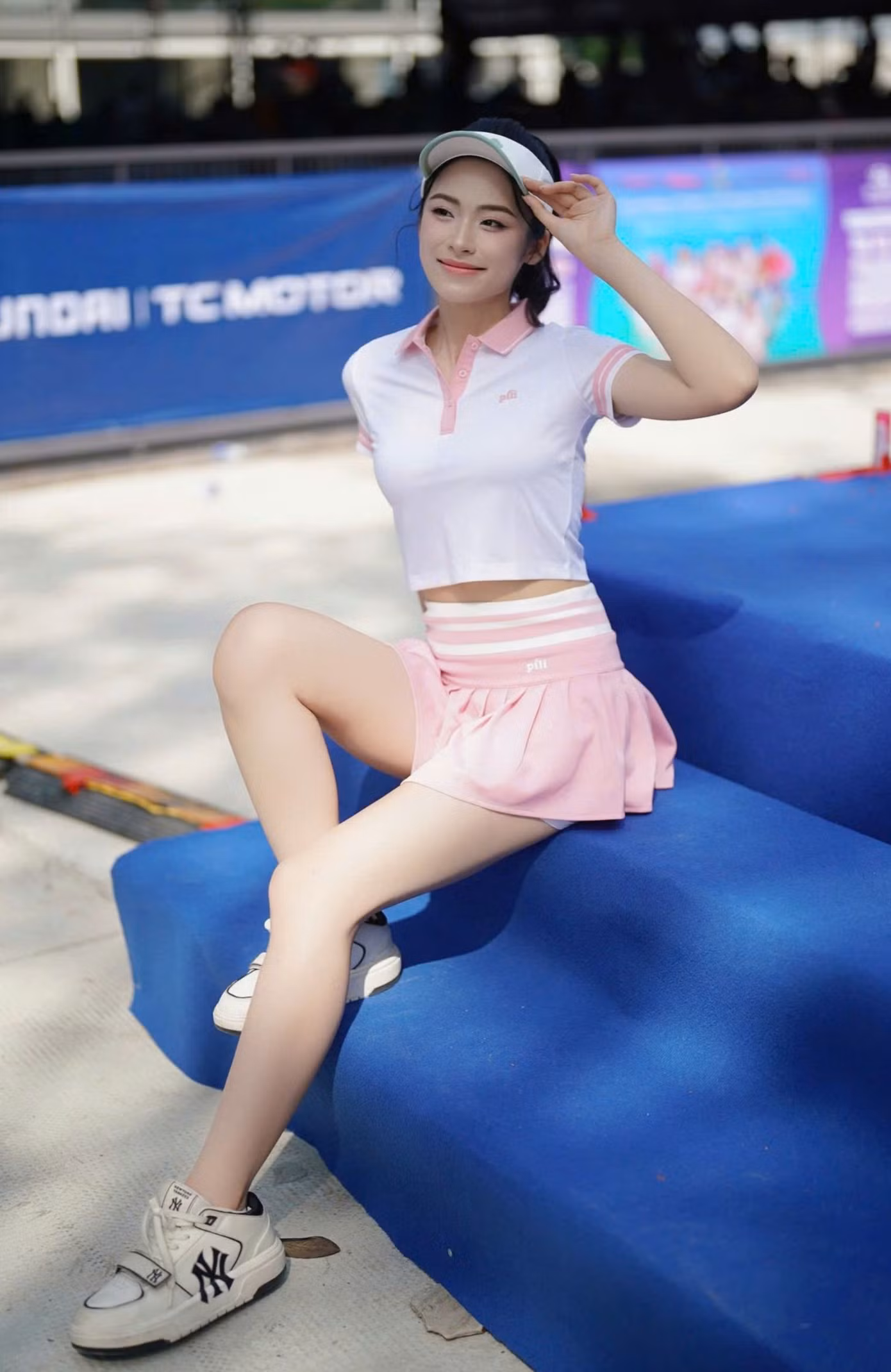 Bộ trang phục tôn lên sự ngọt ngào của Á hậu Vân Nhi. Cô tự tin tạo dáng, khoe trọn đôi chân dài của mình.