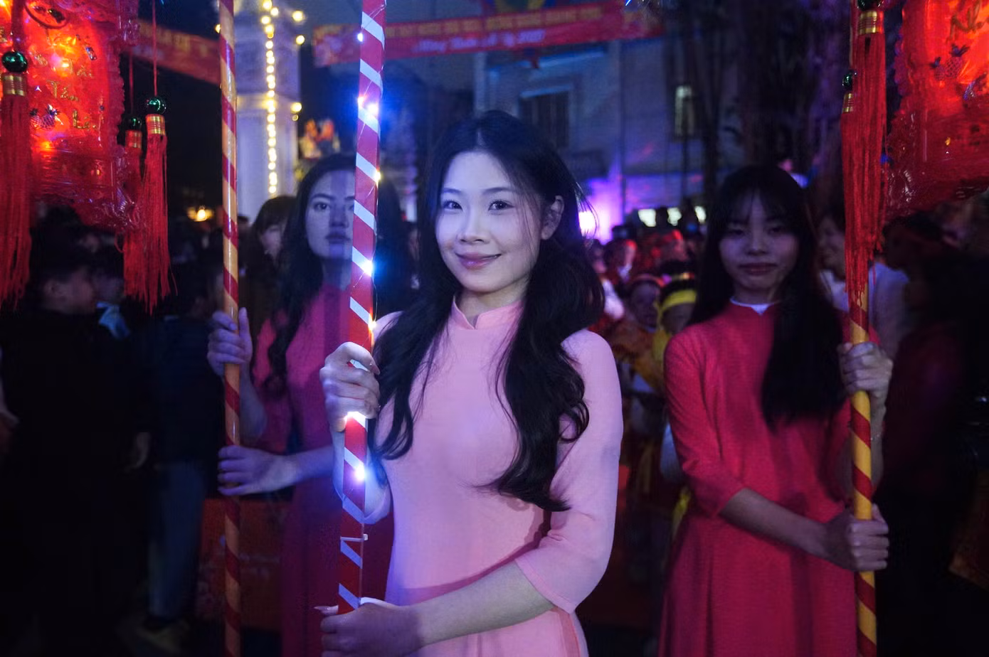 Dân làng La Cả chia sẻ niềm vui, sự hào hứng khi tham gia lễ hội: "Tôi có mặt từ 5h để xem đánh biệt dù phần lễ này kết thúc khá nhanh. Đây là lễ hội lớn nhất của làng nên tôi không thể vắng mặt được", "Tôi hơi tiếc vì phần đánh biệt năm nay có vẻ thúc nhanh hơn mọi khi. Có thể nói phần nghi lễ này khá hiếm trong các lễ hội ở miền Bắc"...