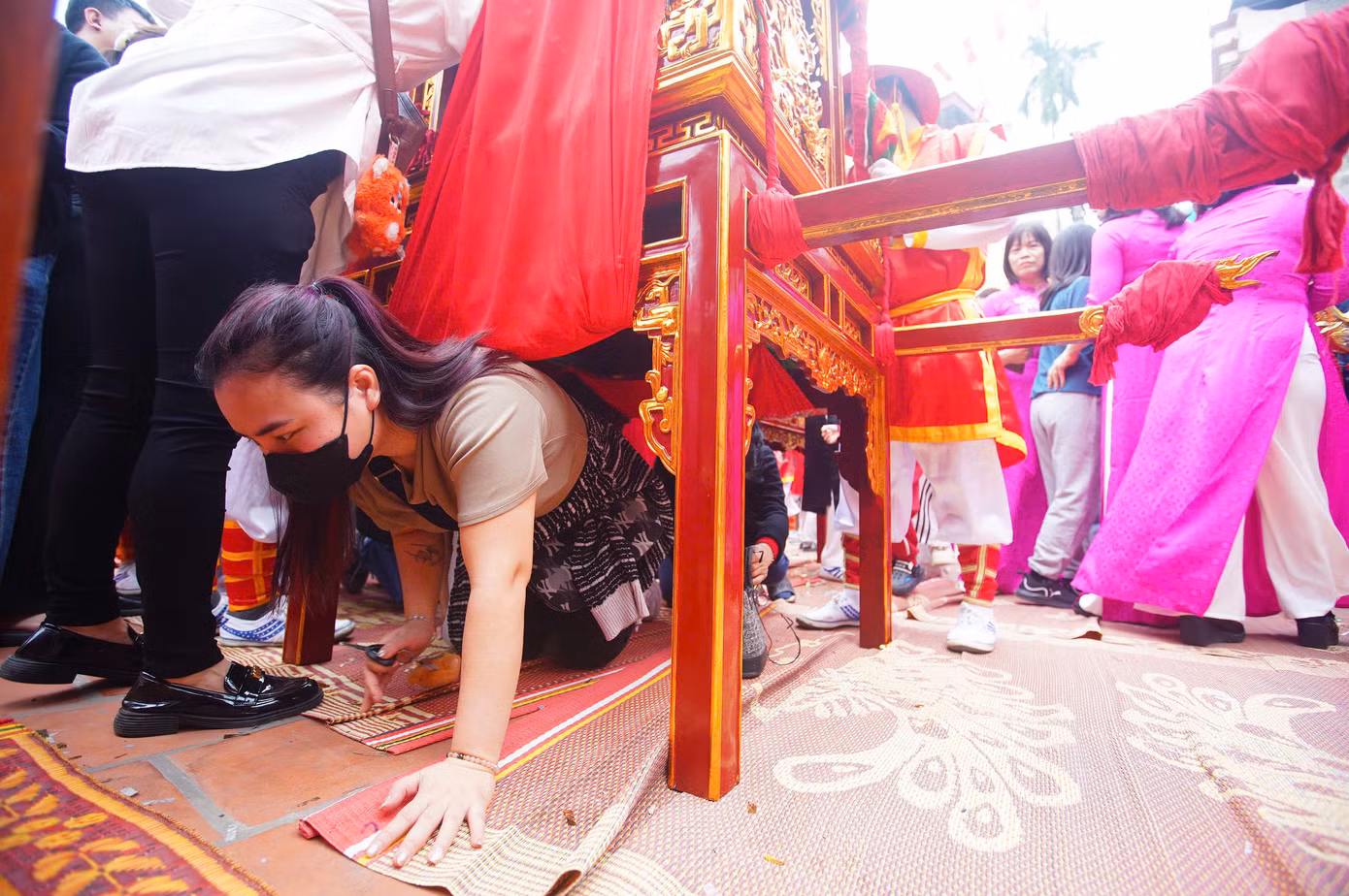 Người dân địa phương hào hứng xếp hàng, thực hiện nghi lễ chui qua kiệu để lấy may. Lễ hội 5 làng Mọc được công nhận là di sản văn hoá phi vật thể cấp quốc gia vào năm 2021.