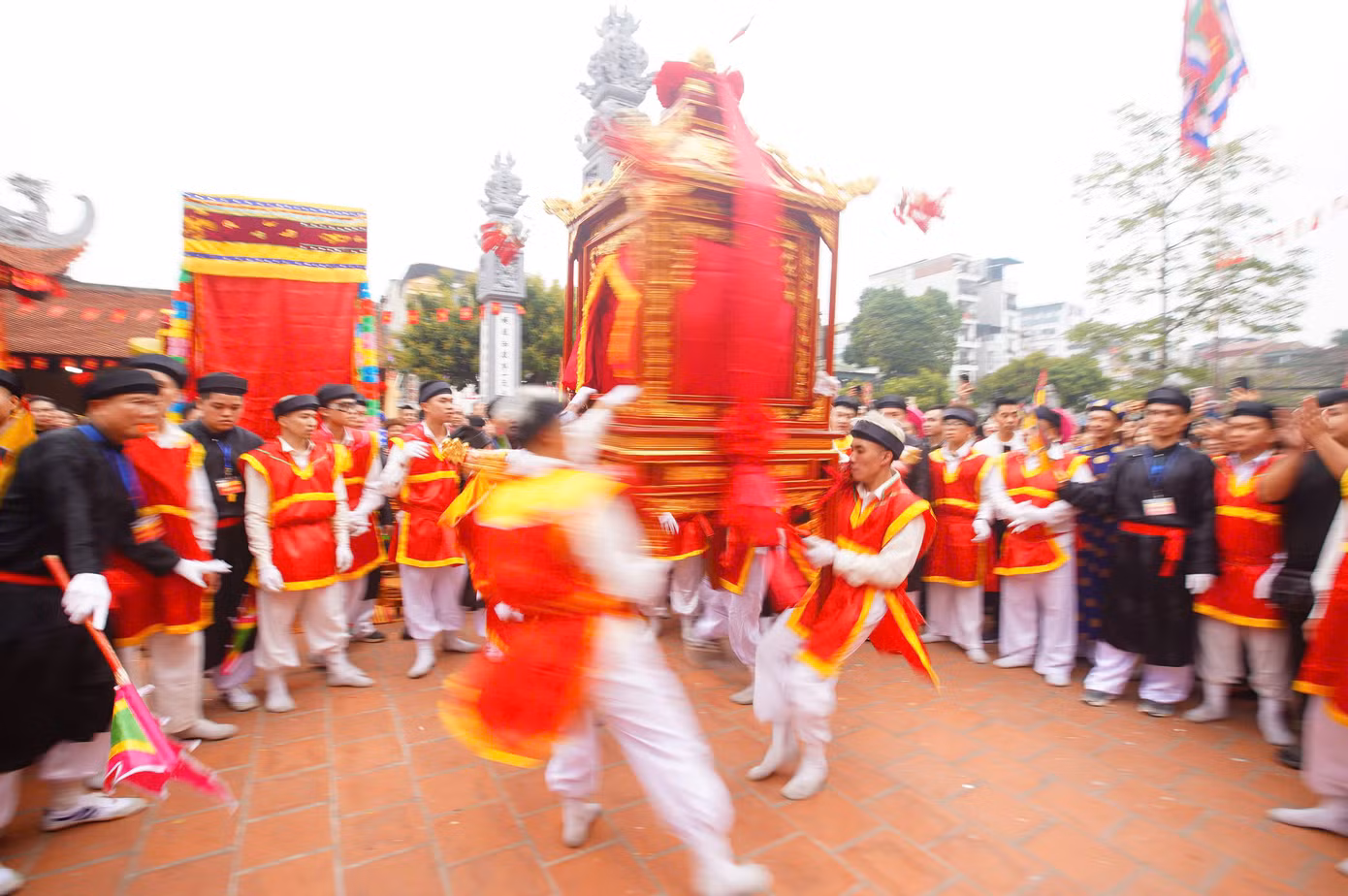 Các cụ cao niên địa phương cho biết kiệu bay là do các Thánh chào nhau và thể hiện niềm vui hội ngộ.