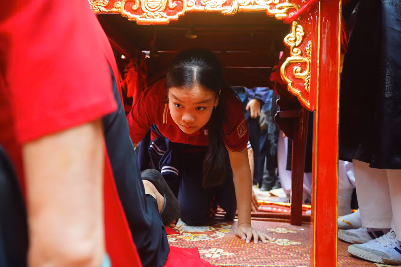 Người dân địa phương hào hứng xếp hàng, thực hiện nghi lễ chui qua kiệu để lấy may. Lễ hội 5 làng Mọc được công nhận là di sản văn hoá phi vật thể cấp quốc gia vào năm 2021.