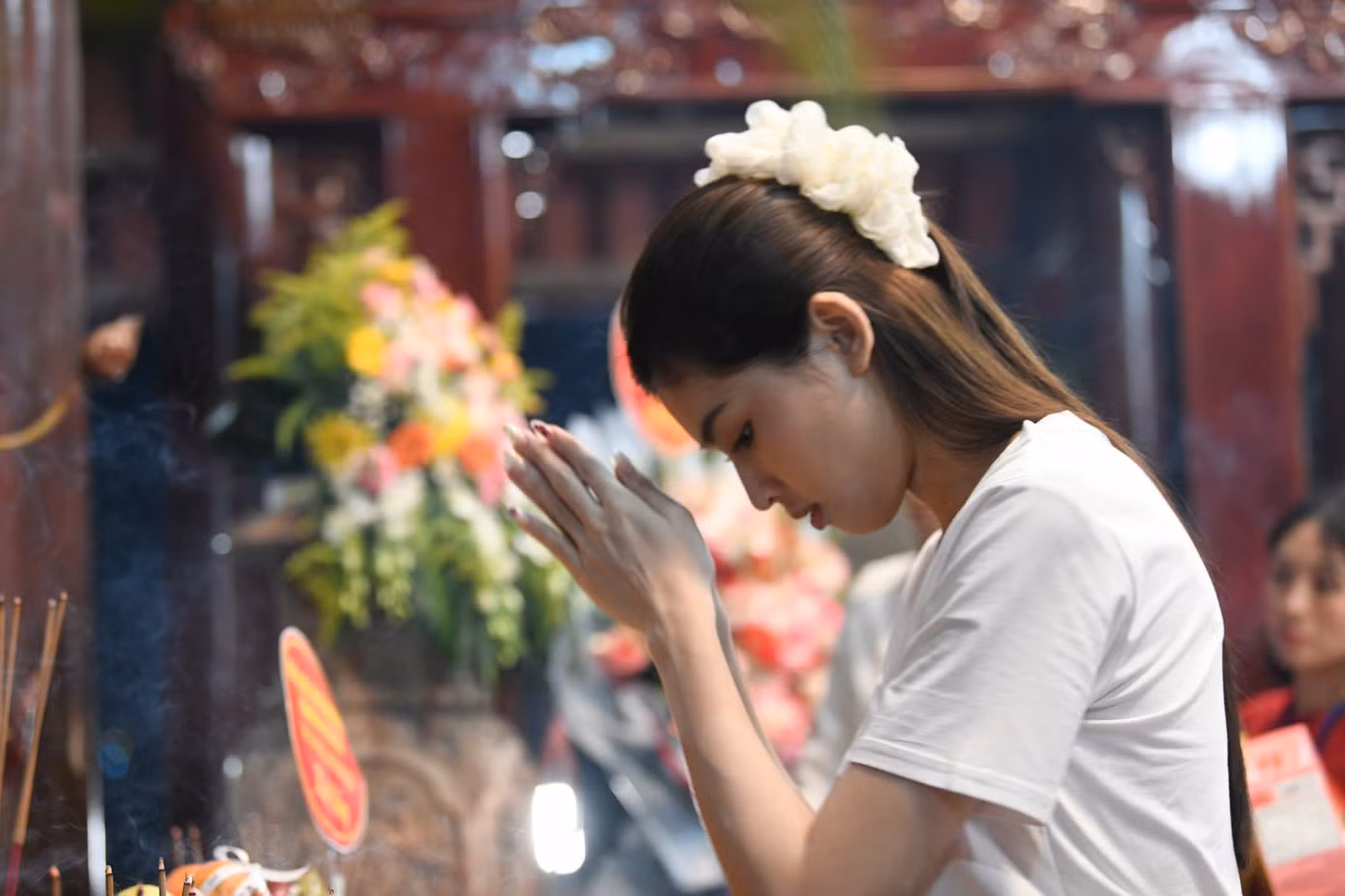 Á hậu Ngọc Thảo thành kính tưởng niệm, tri ân những anh hùng liệt sĩ.