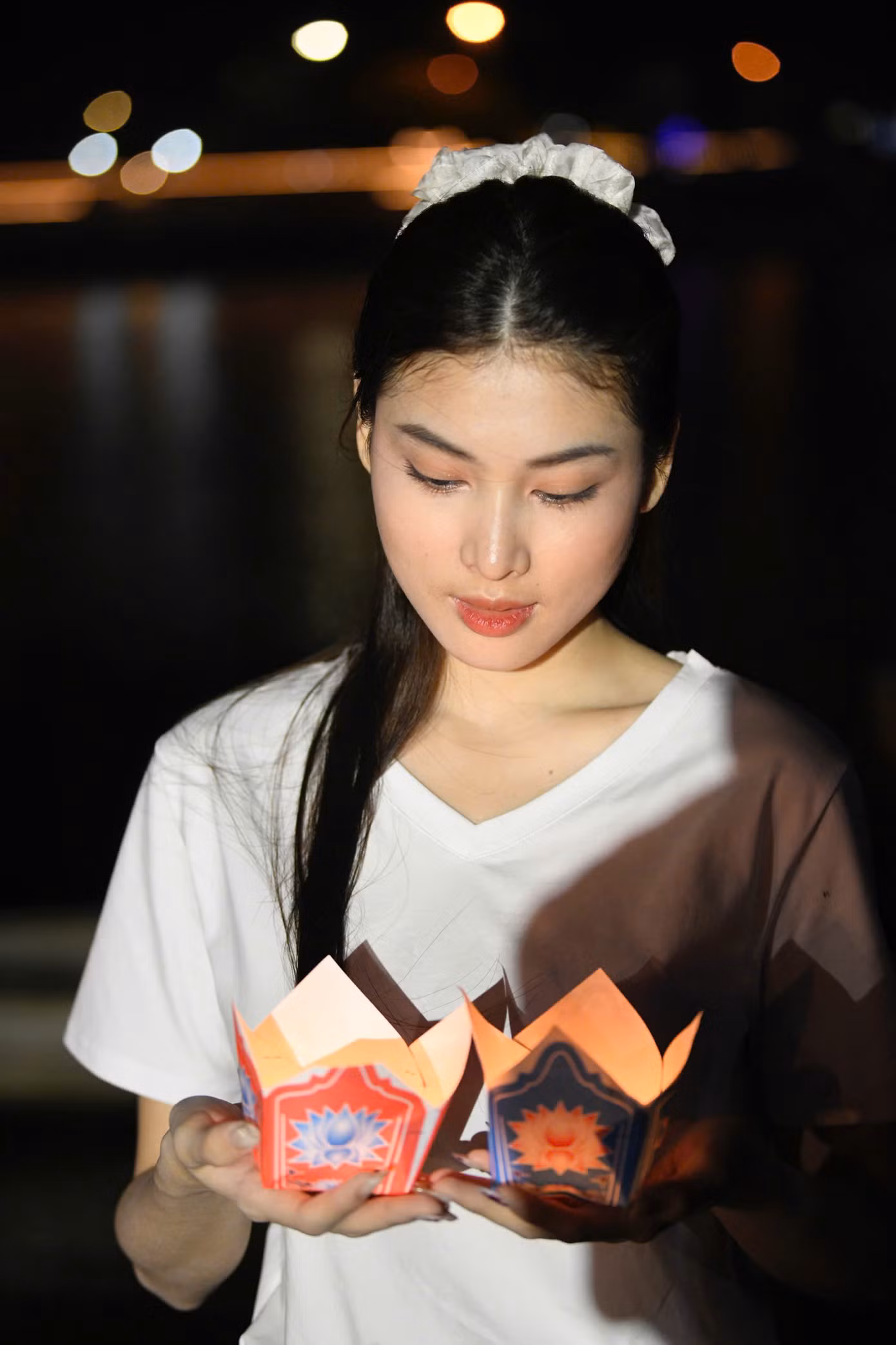 Những đóa hoa thể hiện lòng biết ơn sâu sắc, truyền thống và đạo lý uống nước nhớ nguồn của thế hệ sau đối với những bậc tiền nhân.