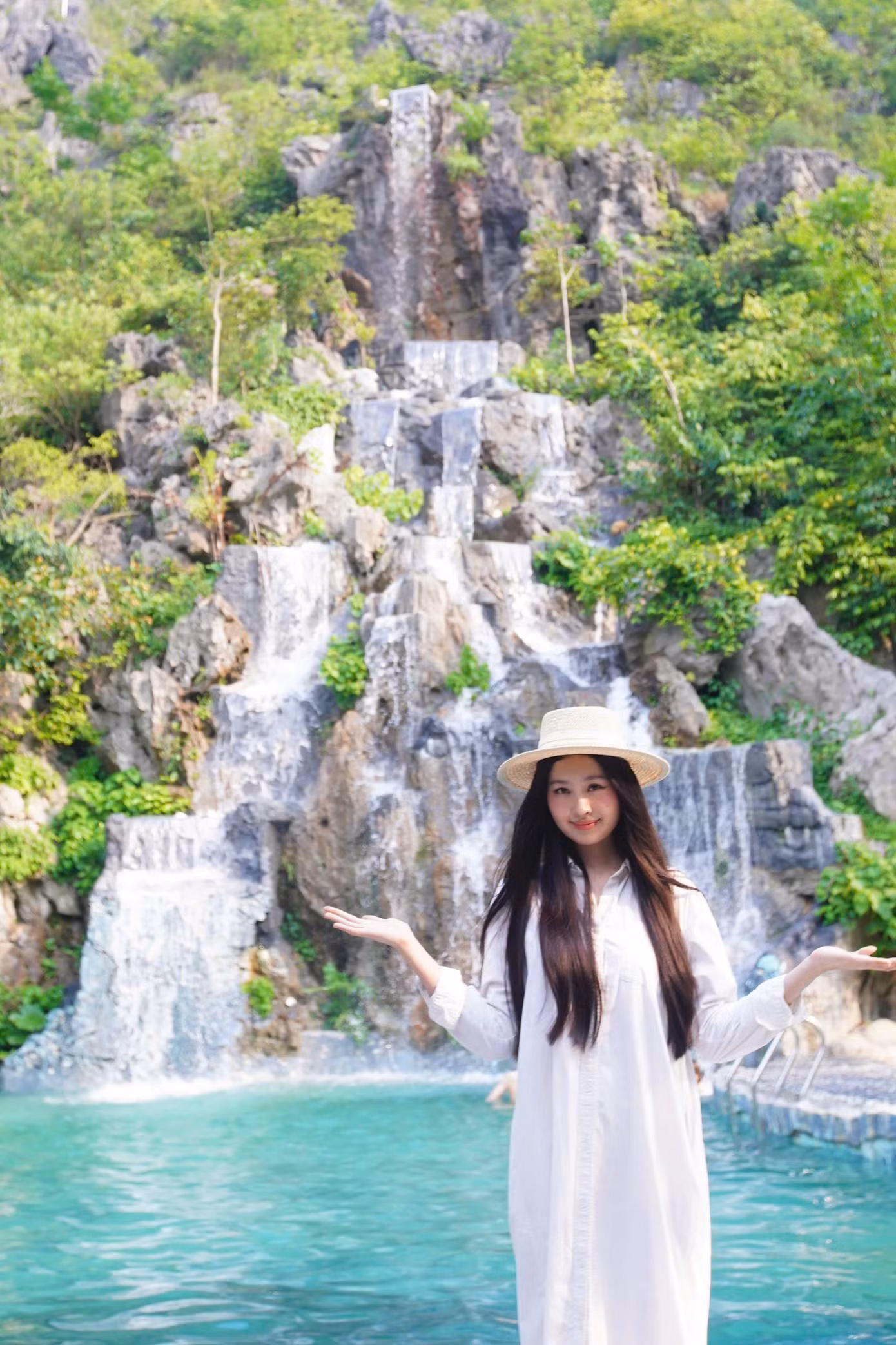 Tại khu nghỉ dưỡng, du khách được trải nghiệm dịch vụ ngâm mình trong dòng khoáng nóng, bồn thảo dược giữa khung cảnh thiên nhiên trong lành, xanh mát. Phong cách thiết kế các tiểu cảnh nơi đây gợi cho du khách hình ảnh của những làng quê thanh bình ven sông.