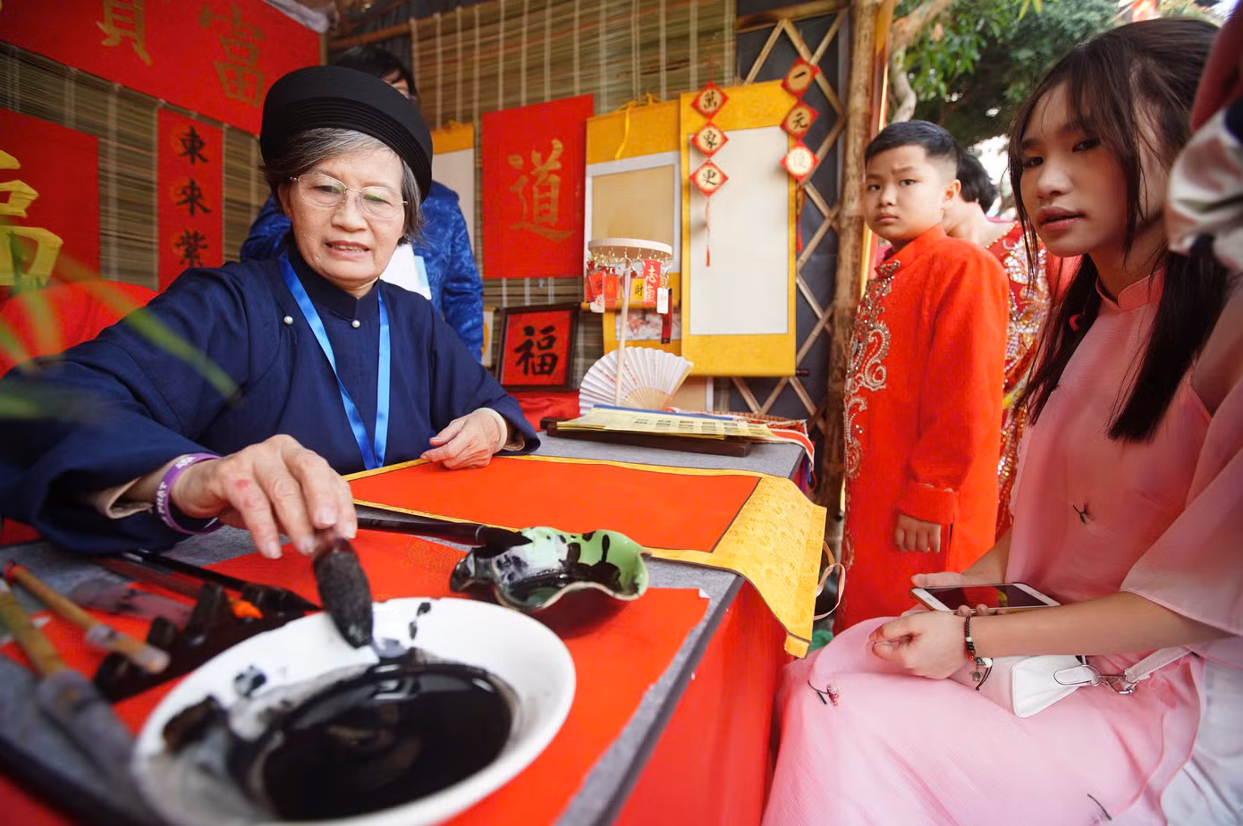 Bà đồ Thanh Mai cho biết điều khó nhất khi viết thư pháp là phải chú tâm, bởi những đường nét phải cực kỳ chuẩn mới ra được hồn của từng con chữ.