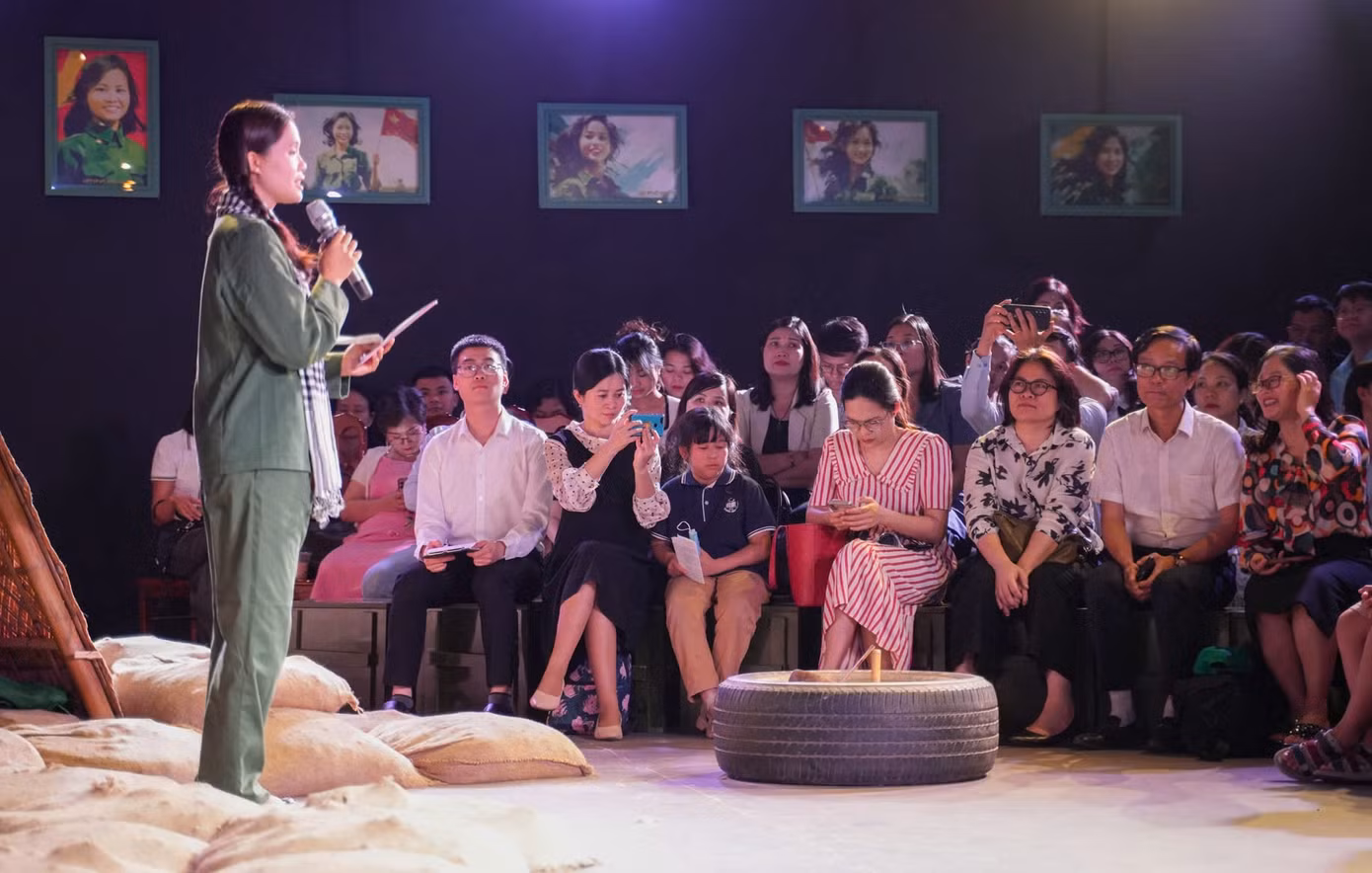 Hoạt cảnh tái hiện hình ảnh của các nữ thanh niên xung phong, nữ bác sĩ, nữ lái xe Trường Sơn… trong chương trình Một thời hoa lửa.