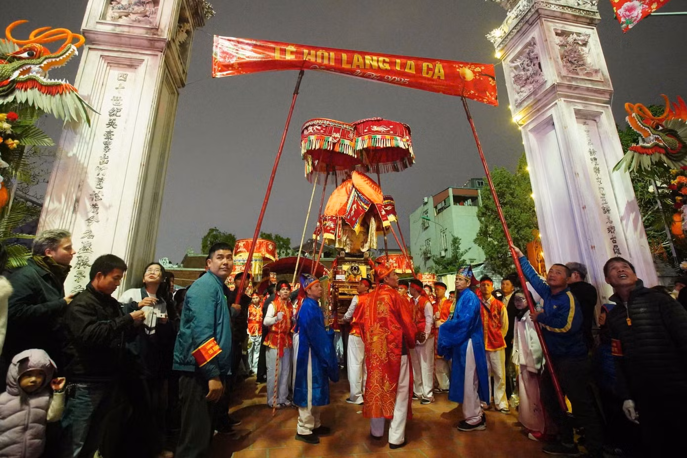 Tối 7/2 (ngày 11 tháng Giêng), hội Đánh hổ làng La Cả (phường Dương Nội, quận Hà Đông, Hà Nội) được tổ chức sau năm 5 năm. Lễ đánh hổ (lễ đánh biệt) được thực hiện vào ngày cuối cùng của Lễ hội làng La Cả tái hiện lại sự tích Thành Hoàng làng - Đương Cảnh Công diệt trừ hổ ác cứu dân vào đời Vua Hùng thứ 18.