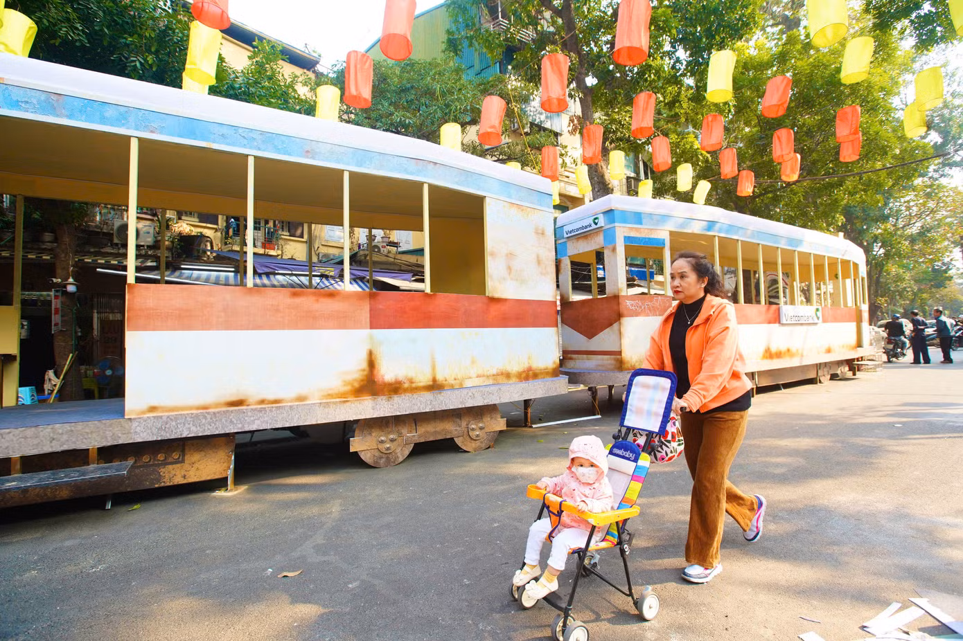 "Du khách có thể trèo lên tàu, để trải nghiệm cảm giác thời các chuyến tàu vẫn còn hoạt động. Toa tàu gợi nhớ những kỷ niệm về tàu điện leng keng Hà Nội, những lần nhảy tàu đi chơi thời niên thiếu... Thời đó chúng tôi gọi hành động đó là bổ tàu", KTS. Vương Đạo Hoàng chia sẻ.