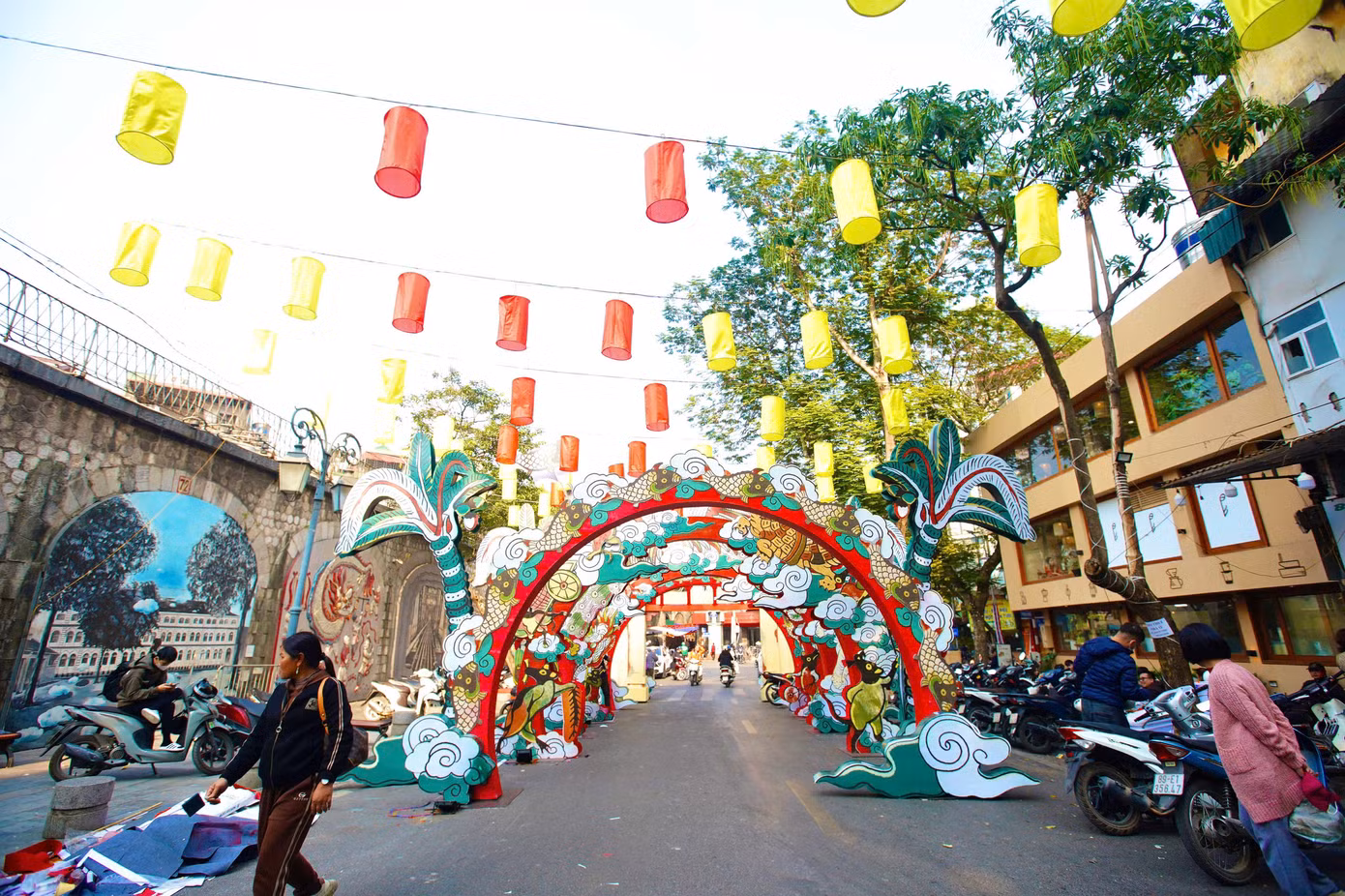 Phố bích họa Phùng Hưng (Hoàn Kiếm, Hà Nội) được trang hoàng theo chủ đề Tết Việt nhằm thu hút du khách trong nước và quốc tế. Dự án hứa hẹn là điểm đến vừa truyền thống vừa đương đại cho người dân Thủ đô dịp Tết Ất Tỵ 2025.