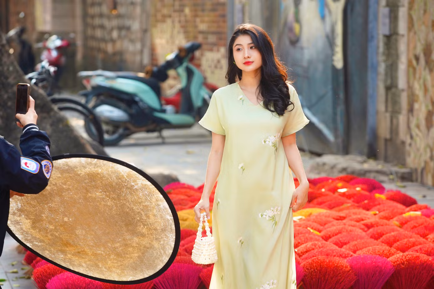 Dự án đang trong những ngày cuối thi công để ra mắt du khách vào dịp Tết Nguyên đán. Nhiều du khách nhanh chóng check-in với cổng vòm mới, rực rỡ ở phố bích họa Phùng Hưng.
