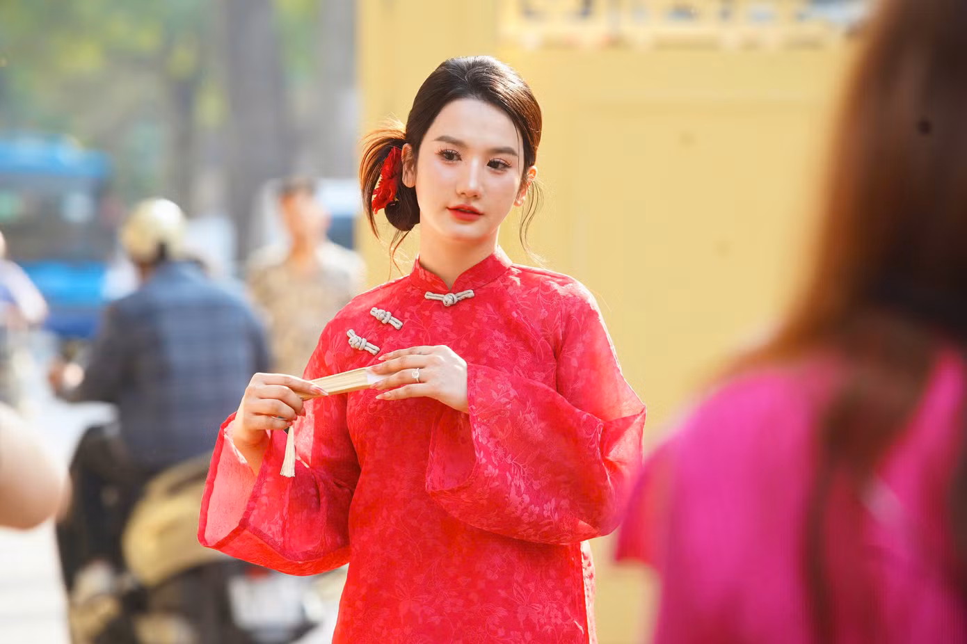 Hình ảnh đoàn tàu được tái hiện không chỉ là biểu tượng của ký ức đô thị mà còn như một ẩn dụ về một đoàn tàu thời gian, mang chúng ta trở về với quá khứ, nơi lưu giữ những di sản và giá trị truyền thống tốt đẹp của dân tộc.