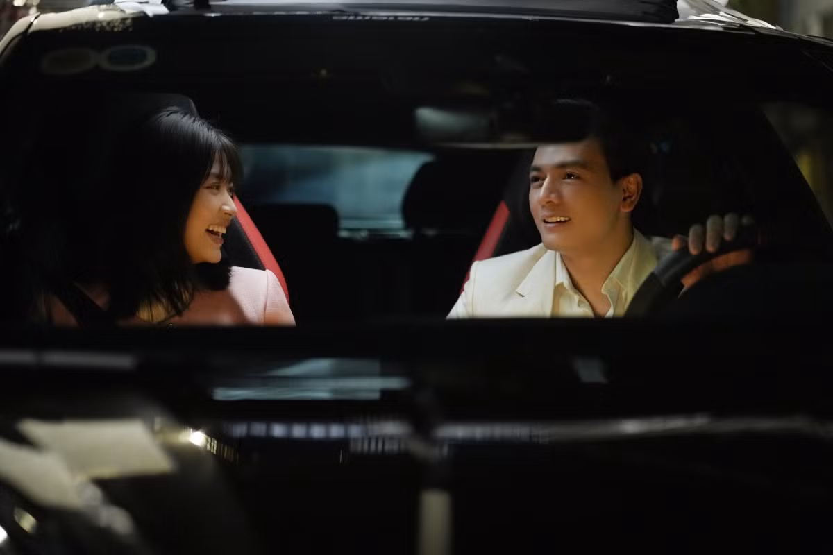 Mối tình tay ba của Vân (Đoàn Thiên Ân) và hai thiếu gia giàu có Quang (Lê Xuân Tiền) và Tú (Ma Ran Đô).